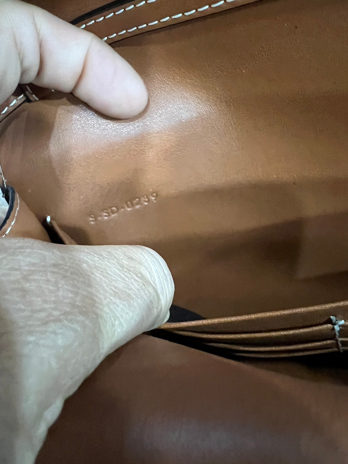 CELINE WALLET ON STRAP / CELINE TRIOMPHE CLUTCH กระเป๋าสะพายข้างใบเล็กสวยคลาสสิค สวยตะโกน งานเป๊ะปัง มีสายสะพายหนังสีน้ำตาล ถอดสายออกเพื่อเป็นกระเป๋าถือทรงคลัชท์เปลี่ยนลุคช์ ลวดลายtriomphe ความเป็นแบรนด์ CELINE ได้อย่างชัดเจน ให้ความรู้สึกที่ดูวินเทจ ที่ส