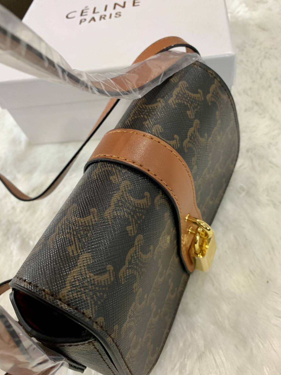 VIP 】CELINE TABOU CLUTCH BAG CELINE MINI CROSSBODY BAG (GWP) วัสดุ Triomphe Canvas หนังสวยอยู่ทรงกันน้ำได้ ขนาดกำลังน่ารัก การออกแบบที่เน้นความเรียบแต่หรู มาพร้อมสายสะพายสั้นและสายสะพายยาว สำหรับสะพายไหล่ สายปรับระดับสั้น-ยาวได้ (ถอดไม่ได้) โดดเด่นที่ด้าน