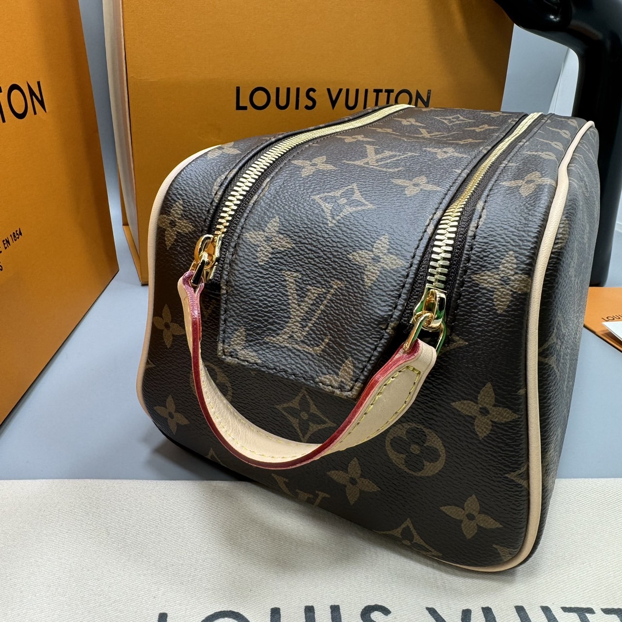 LV Clutch LV Dopp Kit Toilet Pouch Monogram / Damier Graphite Canvas กระเป๋าถือทรงพอชหรือคลัช เกรดออริ ท็อป 1:1 เกรดดีสุด แคนวาสแท้สวย ใช้งานต่างประเทศได้