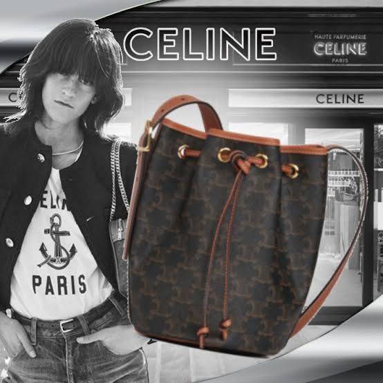 CELINE SMALL DRAWSTRING BAG IN TRIOMPHE ในรุ่นนี้ได้รับคำชื่นชมจากแฟชั่นกูรูทั้งหลาย เนื่องจากมีรูปทรงที่สุดแสนจะเรียบง่าย มีช่องใส่ของที่กว้าง ตัวกระเป๋าเป็นแบบหูรูด ช่วยให้เปิด-ปิดง่าย สะดวกต่อการใช้งาน สายสะพายปรับความยาวได้ตามความเหมาะสม โลโก้บนรอบตัว