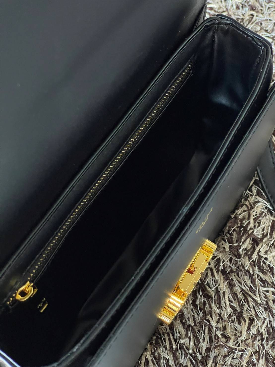 Celine MEDIUM TRIOMPHE BAG IN SHINY มีรูปทรงเป็นกล่องคล้ายกับกระเป๋า Classic Box แต่มีการออกแบบโลโก้ที่สะดุดตาแบบวินเทจ ด้วยดีไซน์ที่ดูโฉบเฉี่ยว แต่คงความคลาสสิคอย่างเต็มเปี่ยม ทำให้เป็นที่ดึงดูดความสนใจของสาวๆ สายสะพายสามารถปรับระดับได้ มีความคล่องตัวในก