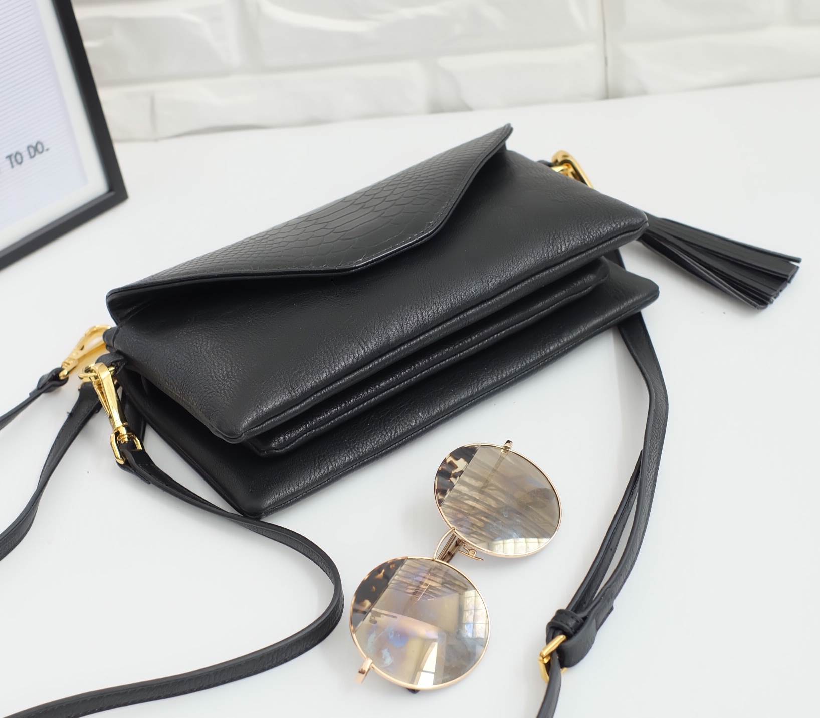 รุ่นขายดีที่สุด จนต้องทำ Size ใหม่เพิ่ม กระเป๋า สะพาย 3in1 ถือ/สะพายได้หลายแบบตามสไตล์ ใบนี้แนะนำเลยค่ะ ควรมีติดตู้ !! 😍กระเป๋า KEEP Doratry shoulder &clutch bag ตัวกระเป๋าผลิตจากหนังแกะเทียม ตัดกับ ลายงู ลายหนังชัดเจน สวย อะไหล่ทองเพิ่มความหรูให้