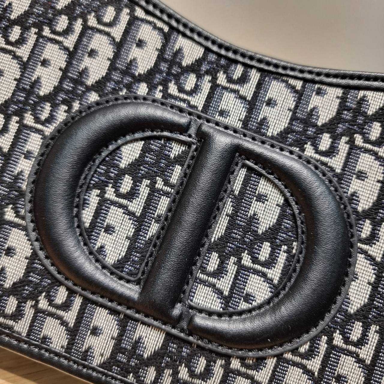 CD SIGNATURE HOBO MINI BAG กระเป๋าสะพายซิกเนเจอร์ โดดเด่นด้วยโลโก้เอกลักษณ์