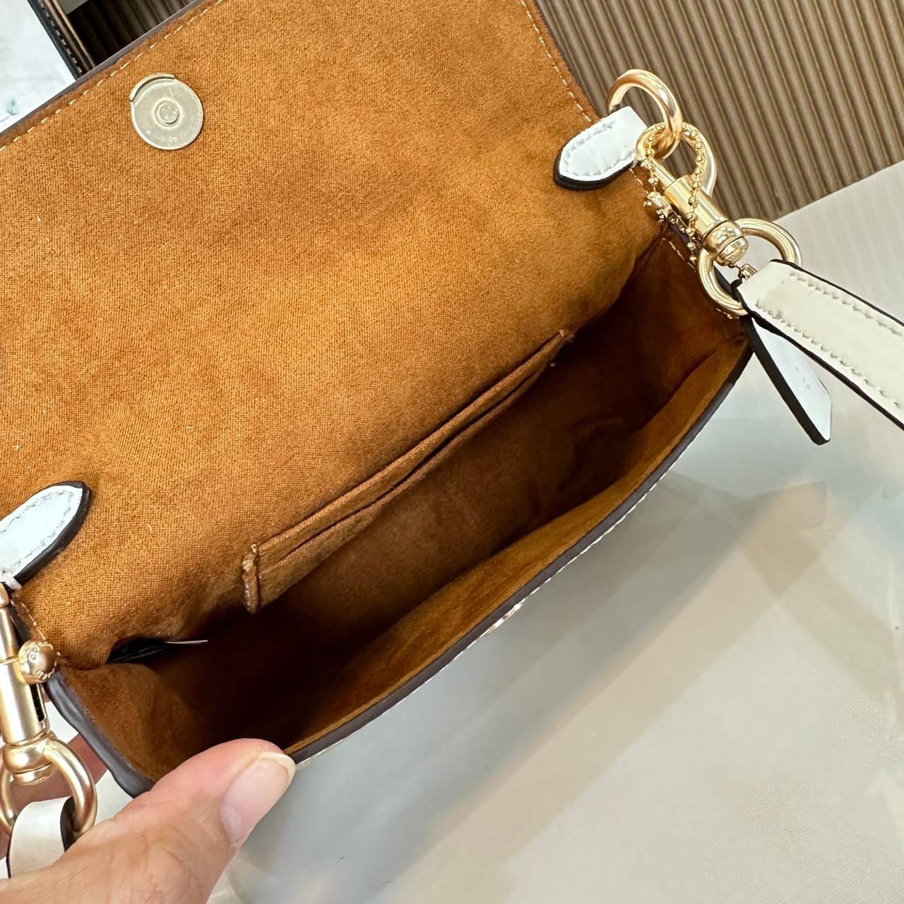 Coach Mini Josie Top Handle Crossbody In Blocked Signature Canvas (cc340) ใหม่ล่าสุด กระเป๋าสะพายหรือถือใบเล็กกระทัดรัด วัสดุหนังตัดขอบหนังแท้ ภายในช่องโล่งกว้างสามารถใส่โทรศัพท์ iPhonePro max ได้ มีช่องใส่บัตรเครดิต 2 ช่อง เปิดปิดด้วนกระดุมแป๊ก ซับในผ้า 