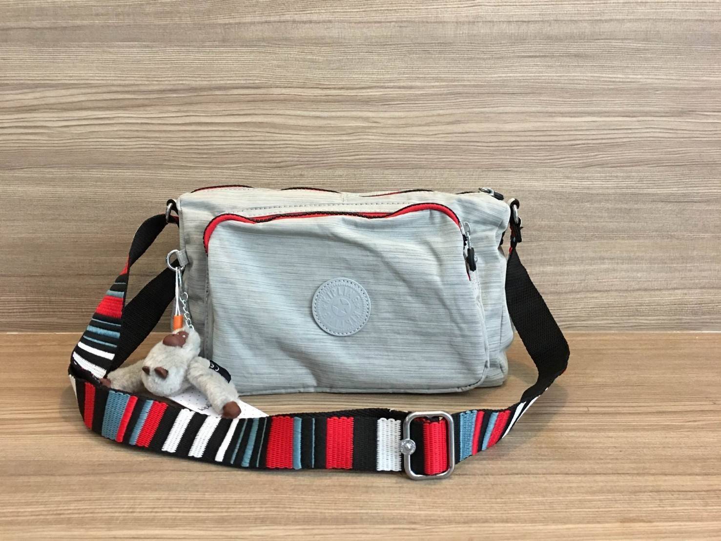 Kipling Reth กระเป๋าสะพายทรงสวย รุ่นยอดนิยม สายสะพายปรับระดับสั้น-ยาว เป็นกระเป๋าสะพายแบบ cross body ได้ค่ะ ช่องซิปเยอะ ใส่ของได้เป็นสัดส่วน จุสัมภาระได้ดีเลยค่ะ ทรงสวย สะพายน่ารักมาก ห้ามพลาดเลยค่ารุ่นนี้