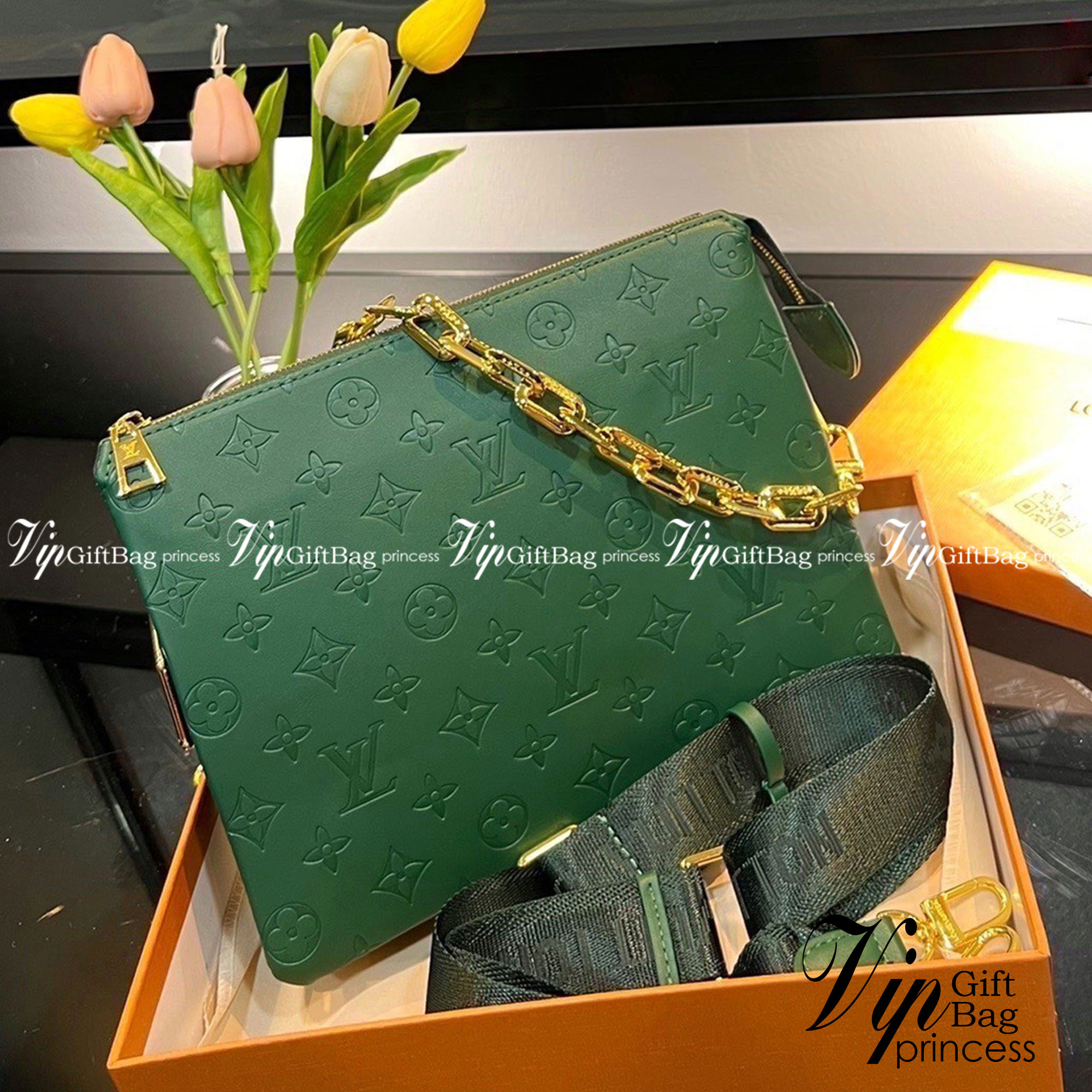 LV HANDLE POUCH MONOGRAM / LV Coussin PM Bag กระเป๋าสะพายกึ่งคลัชท์ สุดล้ำ มาแรงมาก ด้วยความสวยปังตั้งแต่แรกเห็น วัสดุหนังแกะสังเคราะห์ปั๊มลายสวยคม มาพร้อมสาย 2 เส้น เลิศๆ มีสายโซ่ที่มีดีเทลละเอียดไม่ซ้ำ และสายสปอร์ตครอสบอดี้ ที่จะคล้องไว้ทั้งสองเส้นก็ดีง