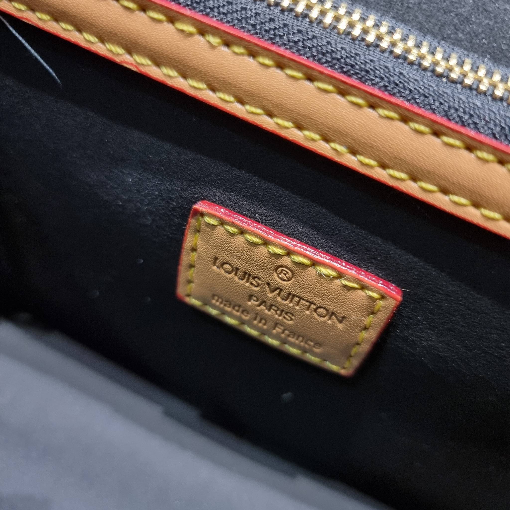 LV Diane Monogram Bag / LV multi handbag กระเป๋ามัลติฟังก์ชั่นสุดคุ้ม ดีไซน์ออกมาน่ารักน่าใช้มากๆ วัสดุหนังแคนวาส มีสายมาให้ถึง 2 แบบ สายหนังคล้องไหล่ได้ และสายสปอร์ตครอสบอดี้ได้ ปรับเปลี่ยนใช้ตามลุคแต่ละวันได้เลย