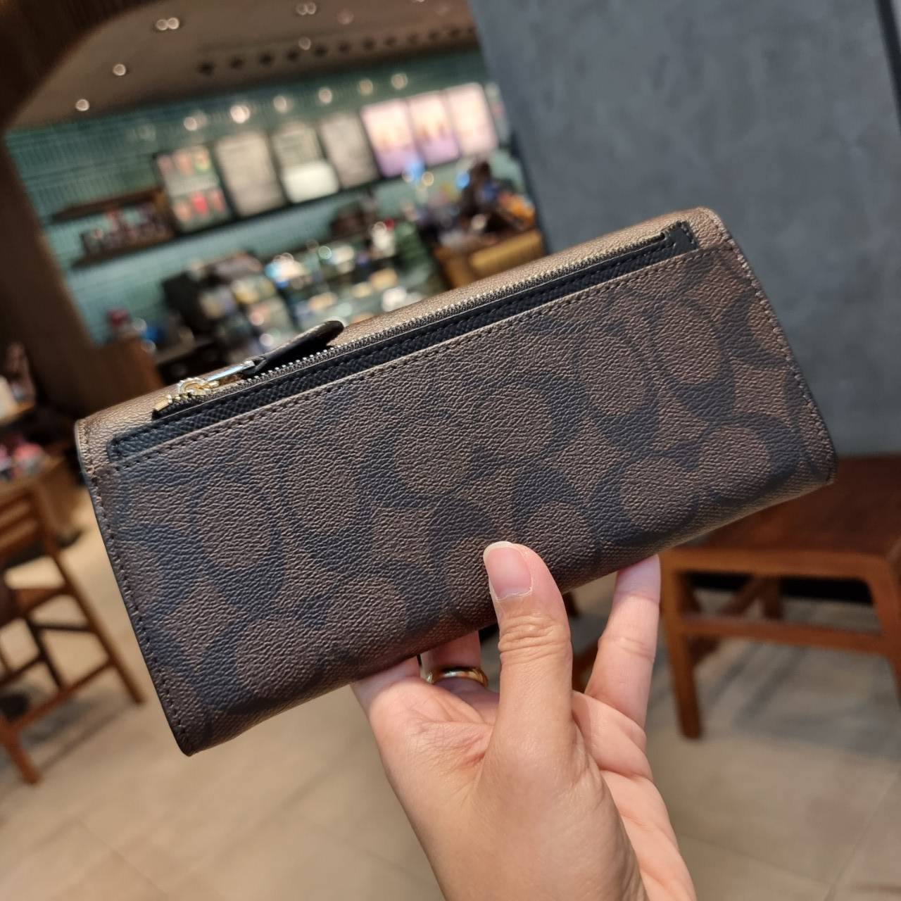 COACH F52601 POP SLIM ENVELOPE WALLET IN SIGNATURE รุ่นขายดี ขายหมด!! รุ่นหายาก!! เติมสต็อคจ้า!! กระเป๋าสตางค์รุ่นฝาพับ ดีไซน์เรียบหรู คลาสสิค ใช้งานง่ายและสะดวกมากๆ ด้วยซองซิปที่เสียบด้านหลัง ถอดแยกออกมาใช้ได้ หรือเอาออก พกกระเป๋าเดี่ยวๆก็ได้ ถือใบนี้ดูไ