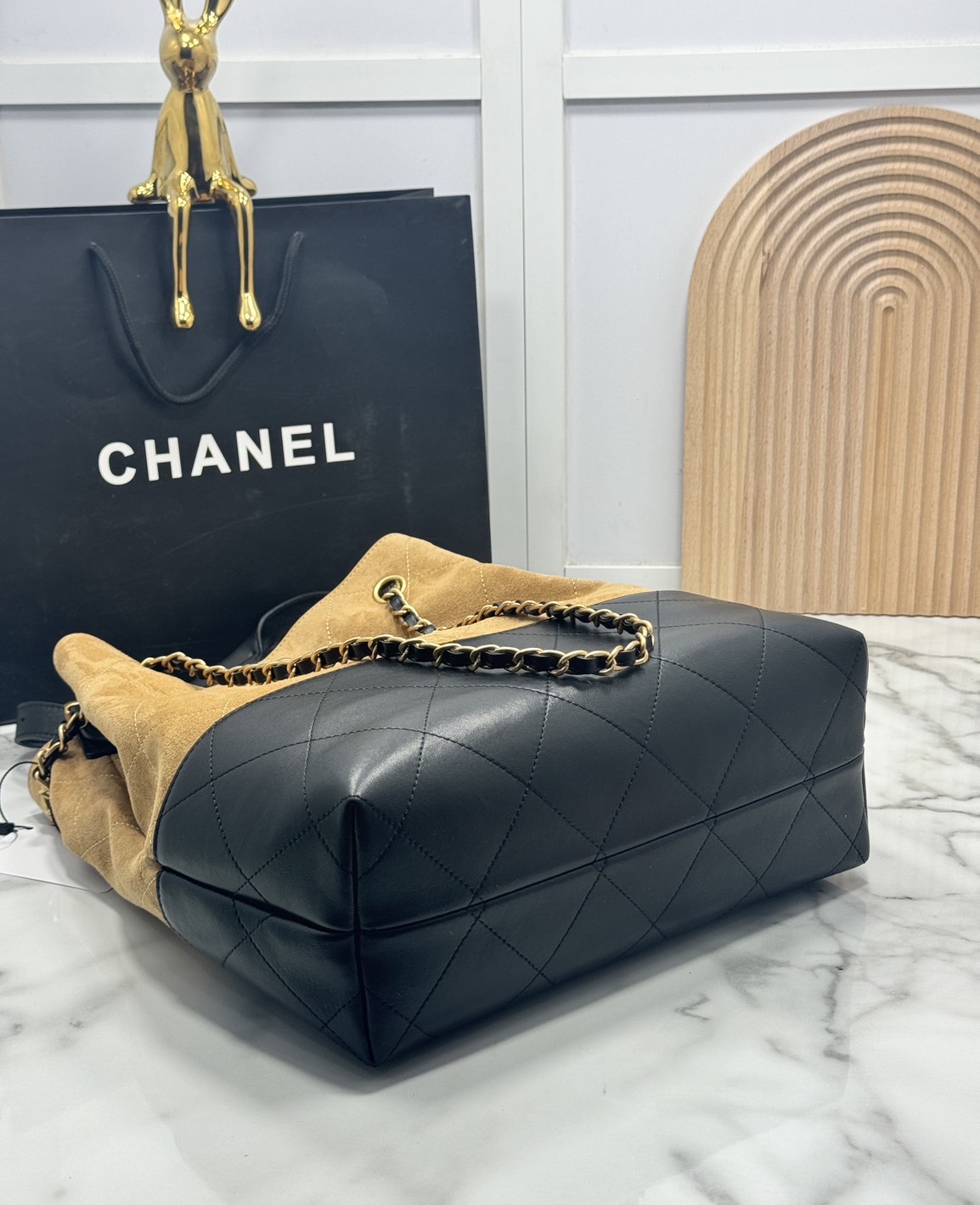 ORI หนังแท้ | CHANEL Shopping Bag 25A Suede Bag กระเป๋าช้อปปิ้งทรงโท้ท ดีไซน์ใหม่ทรงยาว หนังกลับสีทูโทน ในคอล Métiers D'art 2024/25
