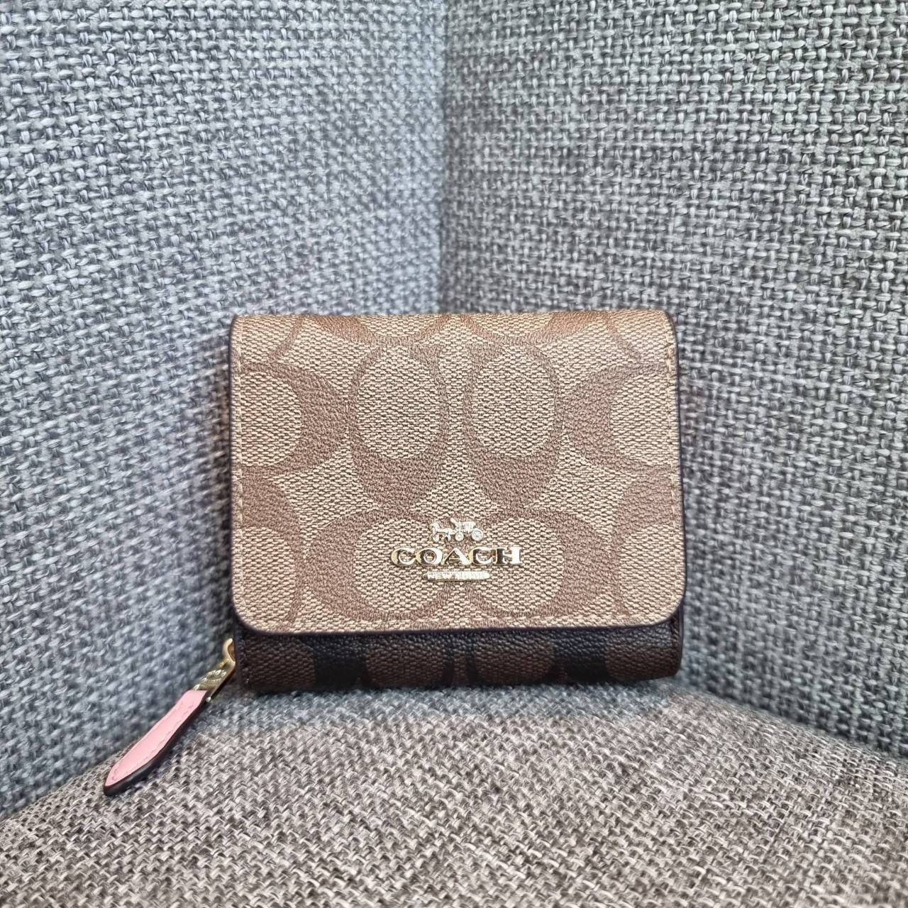 OUTLET 】COACH F41302 SMALL TRIFOLD WALLET IN SIGNATURE CANVAS สวยคลาสสิค พกพาง่าย ใบเล็กน่ารักน่าใช้ ต้องยกให้ใบนี้จ้า 💗💋 ตอบโจทย์คนชอบพกน้อยที่สุด!! กระเป๋าสตางค์ใบสั้นหนังแคนวาสเคลือบคุณภาพดี ภายในเป็นหนังแท้ ใส่บัตร ใส่ธนบัตรได้ทุกชนิด 