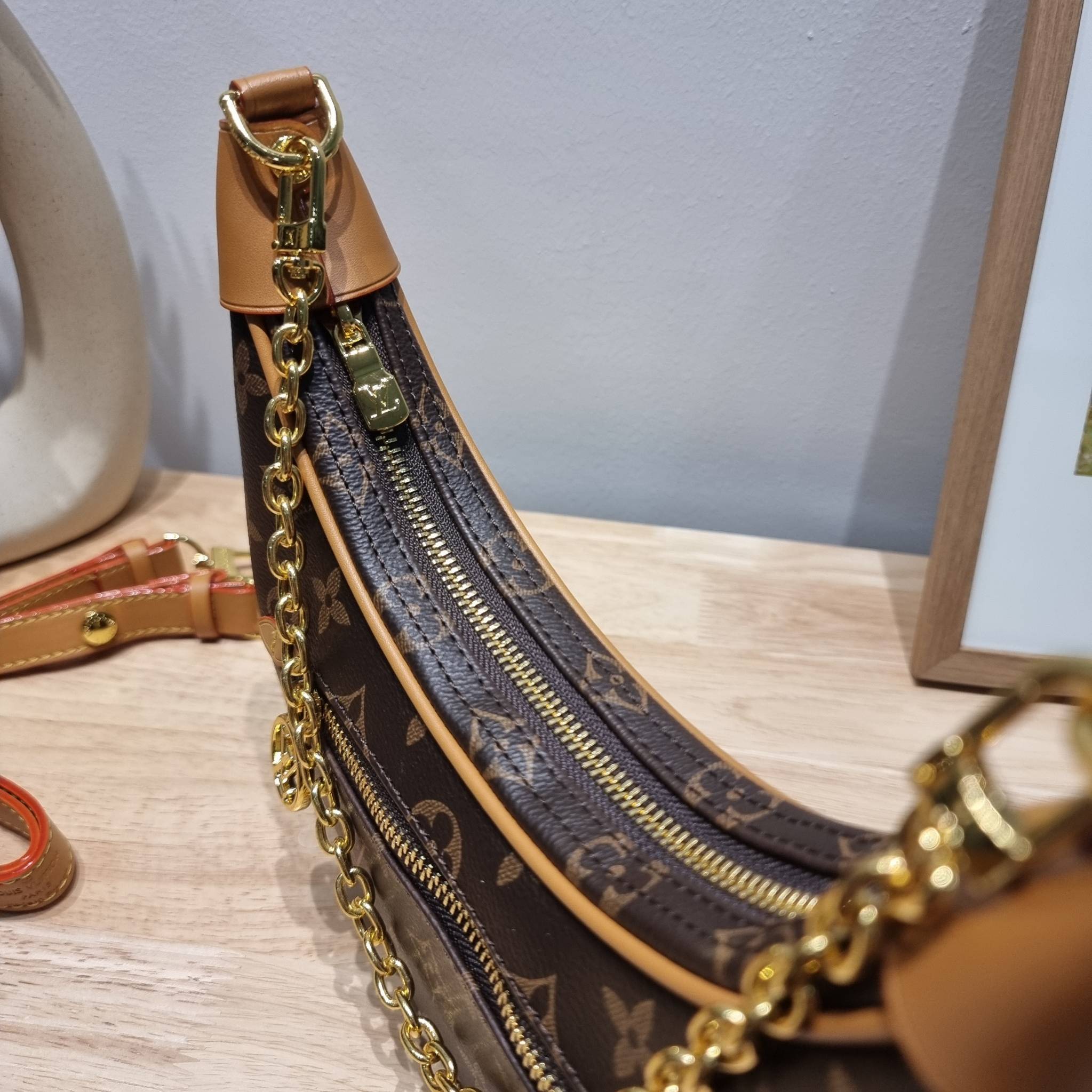 LV loop bag New in!! กับ box set ชวนสะสม ที่จับเอารุ่นยอดฮิต มามิกซ์รวมกับไอเท็มสุดคุ้มของมันต้องมี!! จัดเรียงให้อยู่ในกล่องสุดหรู ไม่ว่าจะตัวกระเป๋า กระเป๋าสตางค์ กระเป๋าจิ๋ว ใบไหนๆก็นำมาใช้งานได้จริง คุ้มค่ามากๆ แถมฟรี! ริบบิ้นลายลิมิเต็ด รวมรวบไว้ให้ได