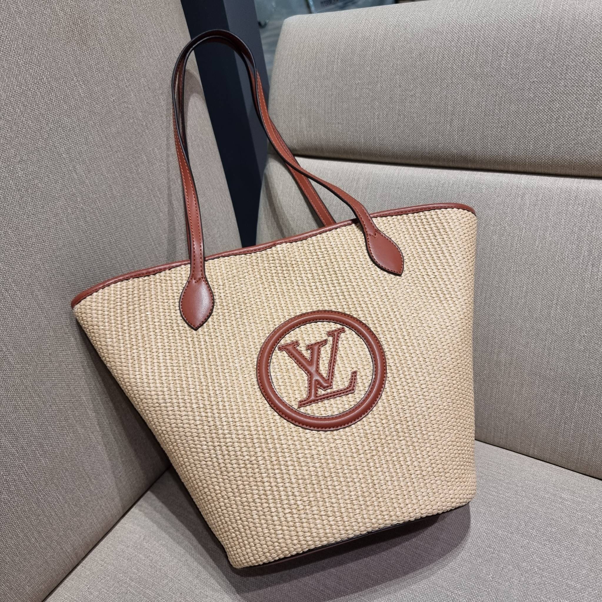 LV SAINT JACQUES LIMITED BAG ไอเท็ม เอ็กซ์คลูซีพจัดมาให้สาวๆโดยเฉพาะ!! กระเป๋าสะพายใบใหญ่รุ่นลิมิเต็ดหายาก ด้วยวัสดุสังเคราห์จากธรรมชาติ สานเต็มใบออกมาเป็นลวดลายสวยงาม และยังโดดเด่นด้วยโลโก้ สีโทนอุ่น ทำให้ไอเท็มนี้ ดูดีน่าค้นหา มาพร้อมใบลูกอีกหนึ่ง ที่สา