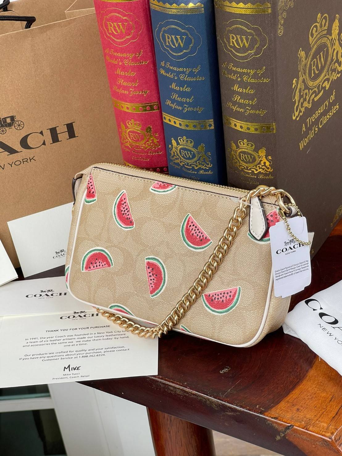 OUTLET 】Coach Signature Top Handle Coach Pouch with Strawberry, Watermelon, Ladybug พร้อมส่งที่ไทย เป็นอีกรุ่นหนึ่งที่ได้รับความนิยมในหมู่สาว ๆ ค่ะ นอกจากราคาจะไม่สูงแล้ว ยังมีรูปทรงที่น่าสนใจอีกด้วย กะทัดรัดแต่ใช้งานง่าย เหมาะกับทุกโอกาส สำหรับกระเป๋าคล้