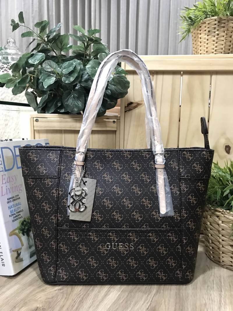 Don't Miss! GUESS SAFFIANO SHOPPER BAG กระเป๋าสะพายทรง Tote จากแบร์น GUESS วัสดุหนัง Saffiano ลาย GUESS Signature สวยอยู่ทรง ขนาดใหญ่กำลังดี น้ำหนักเบา ด้านหน้าประดับโลโก้แบรนด์ พร้อมห้อย TAG โลโก้ G อะไหล่เงินที่หูกระเป๋าถอดเเยกใช้ได้ เปิดปิดด้วยซิป