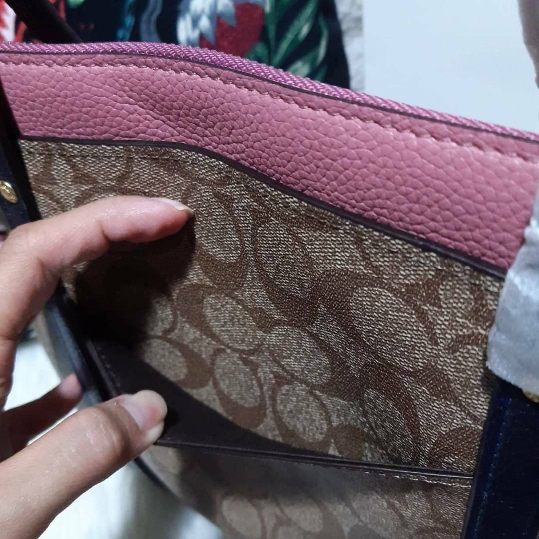 COACH 2319 MAY TOTE IN COLORBLOCK SIGNATURE CANVAS กระเป๋าโท้ท ดีไซน์ใหม่ล่าสุด!! 💕💕 เก๋ตรงปากกระเป๋า คล้ายกระเป๋าซ้อนในตัว สีตัดกับตัวกระเป๋าได้อย่างลงตัว ทรงสวย ใบใหญ่ใส่ของได้เยอะ เปิด-ปิดด้วยซิป รูดใช้งานง่าย ภายในโล่งกว้าง ด้านหลังมีช
