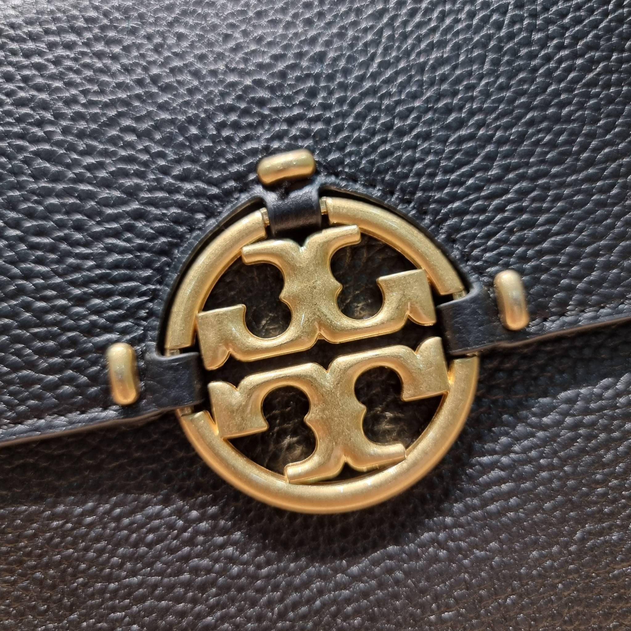 TORY BURCH MILLER TOP HANDLE SATCHEL ใหม่ล่าสุด กับกระเป๋าสะพายรุ่นยอดนิยม ที่มาในดีไซน์ top handle ให้สะดวกใช้ได้มากขึ้นด้วยหูจับในตัว โดดเด่นด้วยโลโก้สีทอง