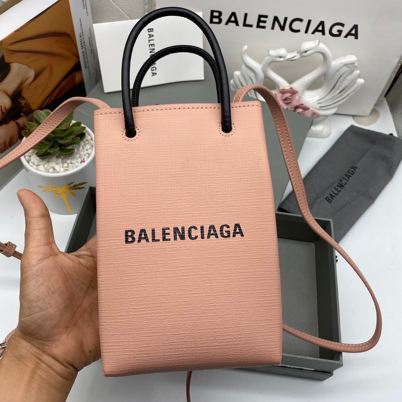 หนังแท้ BALENCIAGA Shopping Phone Pouch leather tote พกกระเป๋าช้อปปิ้งขนาดมินิ ไปทุกที่ในฤดูกาลนี้ ดีไซน์ที่ใช้ได้ทุกวันตั้งแต่หนังแบบมีเท็กซ์เจอร์ ภาพสินค้าถ่ายจากงานขายจริง ใช้งานต่างประเทศได้