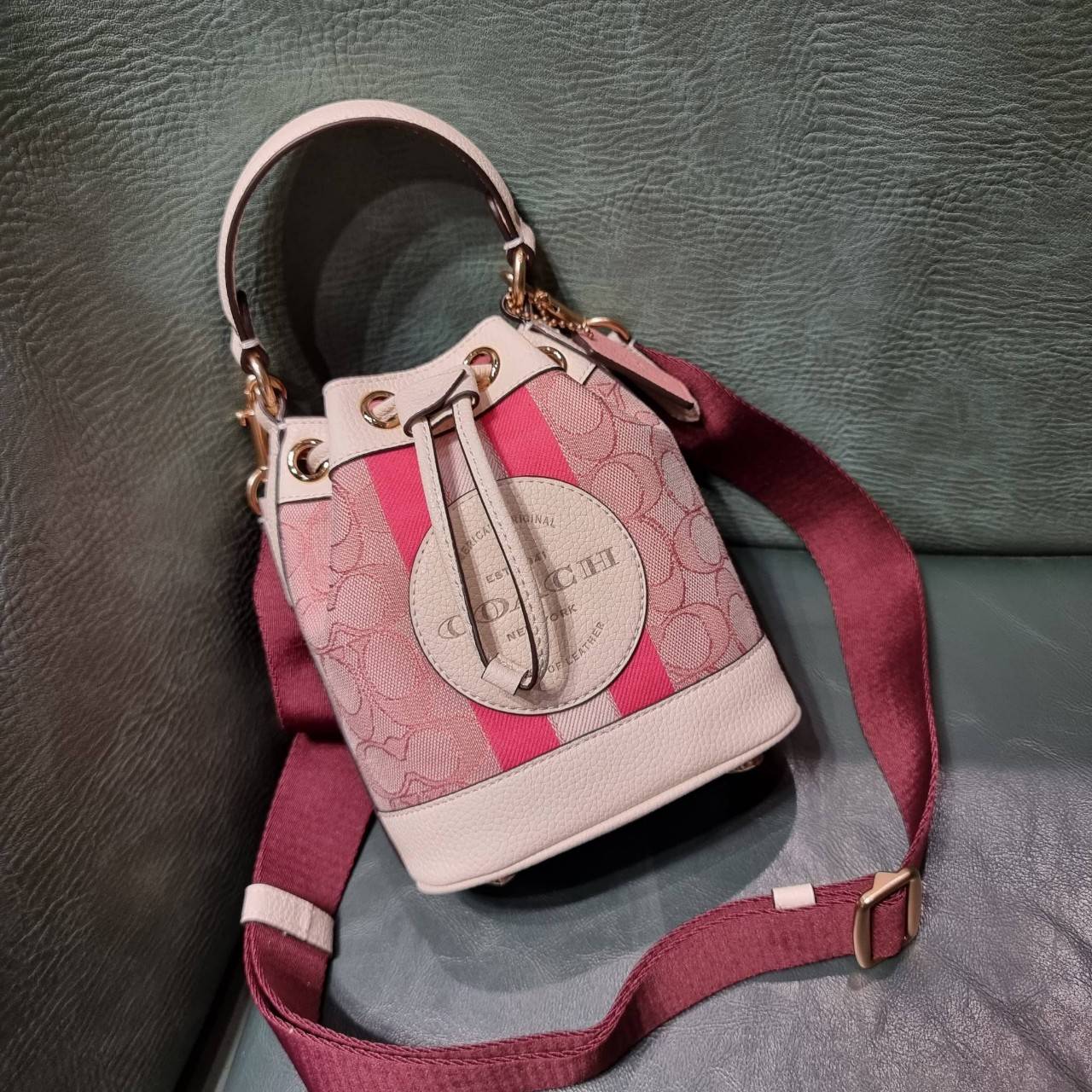 COACH C5121 DEMPSEY 15 DRAWSTRING MINI BUCKET BAG น้องคนสวยมาใหม่จ้า รุ่นใหม่กริ๊บ!! ยังไม่เข้าช็อปไทย ละมุนคุณหนูต้องมาแล้วแหละ กระเป๋าทรงถังไซส์มินิ ใช้งานง่ายด้วยการรูดหนังปิดรอบปากกระเป๋า ทุกอย่างลงตัวที่สุด!! มาพร้อมตัวห้อยรูปหัวใจสีทองกุ๊กกิ๊ก น่ารั