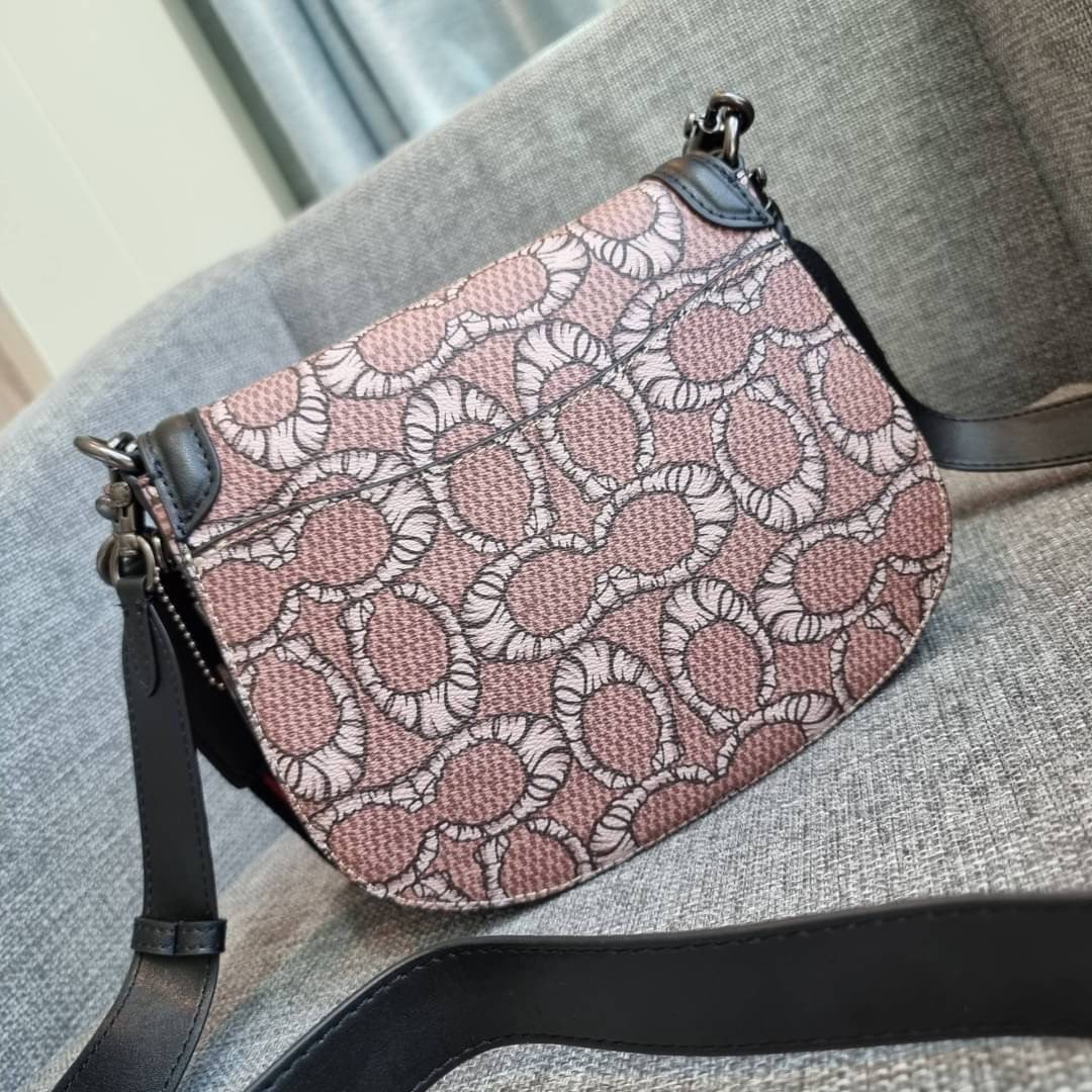 COACH C6972 COACH x MICHAEL B. JORDAN WITH BEAT SADDLE BAG คอลเลคชั่นใหม่ ดีไซน์สุดชิค มาให้สวยในไทยก่อนใคร กับกระเป๋าทรง saddle ที่พิเศษมากๆมาพร้อมสายสะพาย 2 เส้น ใช้คู่กันหรือแยกสะพายก็สวยครบสูตร กระเป๋าสะพายทรง saddle คลาสสิค วัสดุหนังแคนวาสสลับหนังแท้