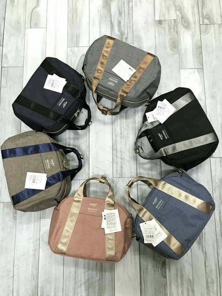 Anello Mini Boston shoulder Bag New arrival คอลเลคชั่นใหม่ล่าสุด ชน shop ค่ะ กระเป๋าถือ หรือสะพายข้าง ขนาดกำลังน่ารัก เปิดปิดด้วยซิปคู่ ภายในมี ใบลูกให้อีก 1 ใบ แยกใช้ได้ค่ะ ด้านหน้าสกรีนโลโก้แบรนด์ มีช่องทั้ง 4 ด้าน หน้าหลัง และด้านข้างใช้งานได้จริง มา พ