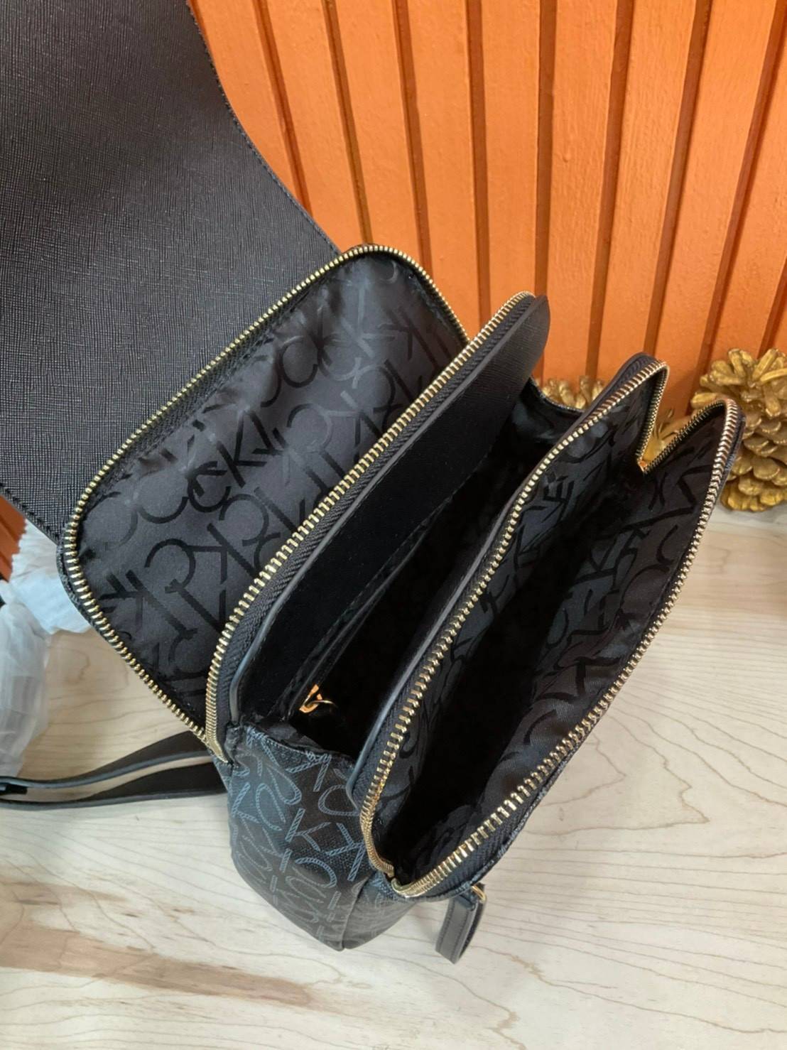 ของแท้ 💯% Elaine Calvin Klein Monogram Small Backpack 💕ของมันต้องมี สวยหรูดูแพงมาก สำหรับรุ่นนี้ และมีฟังชั่นช่องการใช้งานที่มากที่สุด!!! 💕 กระเป๋าสะพายเป้รุ่นใหม่ชนช้อป รุ่นยอดนิยม