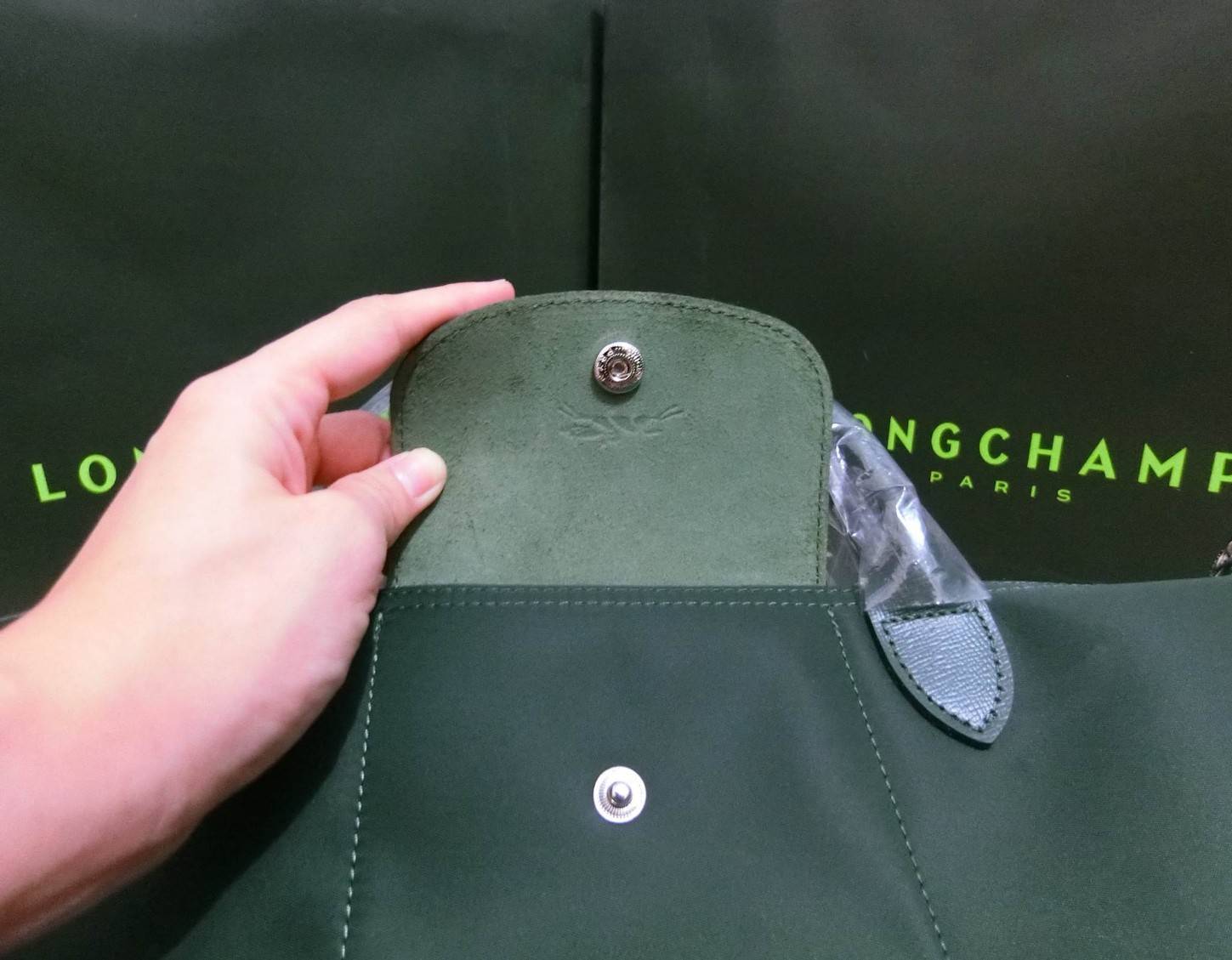 Longchamp Size S สินค้าใหม่ ของแท้!! เป็นล็อตผลิตเกินออเดอร์จากโรงงาน มาพร้อมการ์ด/ถุงผ้าแบรนด์/ถุงกระดาษแบรนด์ Size S: 25 x H. 23 x 16 cm. Color: Moss Green 794