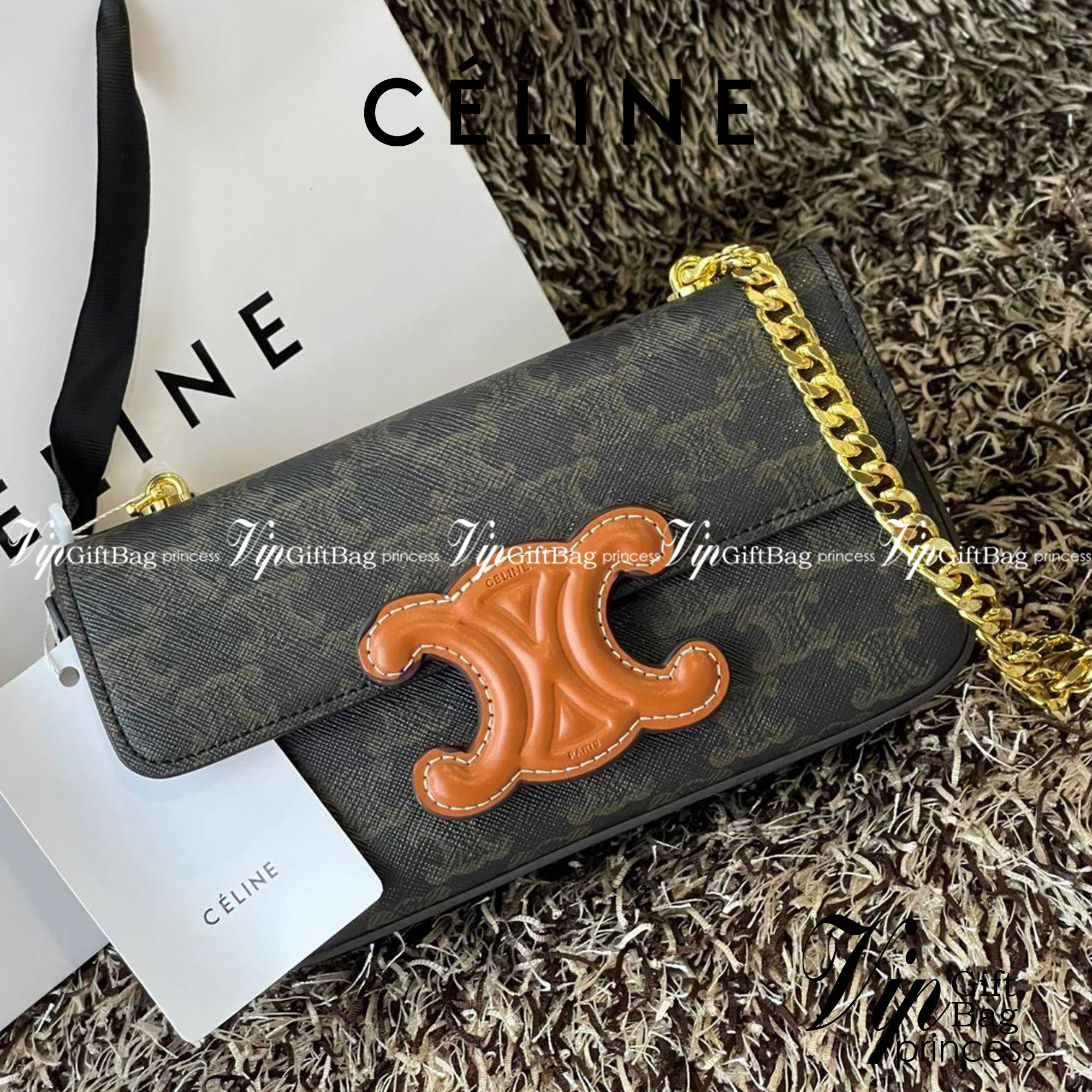 Celine Chain Shoulder Bag Cuir Triompe In Triompe เป็นกระเป๋าถูกประดิษฐ์ขึ้นในรูปทรงมินิมอล นับว่าเป็นกระเป๋าอีกหนึ่งรุ่นในซีรีส์ Triomphe ที่ได้รับความนิยมอย่างมาก โดยเป็นกระเป๋าสะพายไหล่ทรงสี่เหลี่ยมผืนผ้าที่อัดแน่นไปด้วยกลิ่นอายความคลาสสิกตามแบบฉบับของ