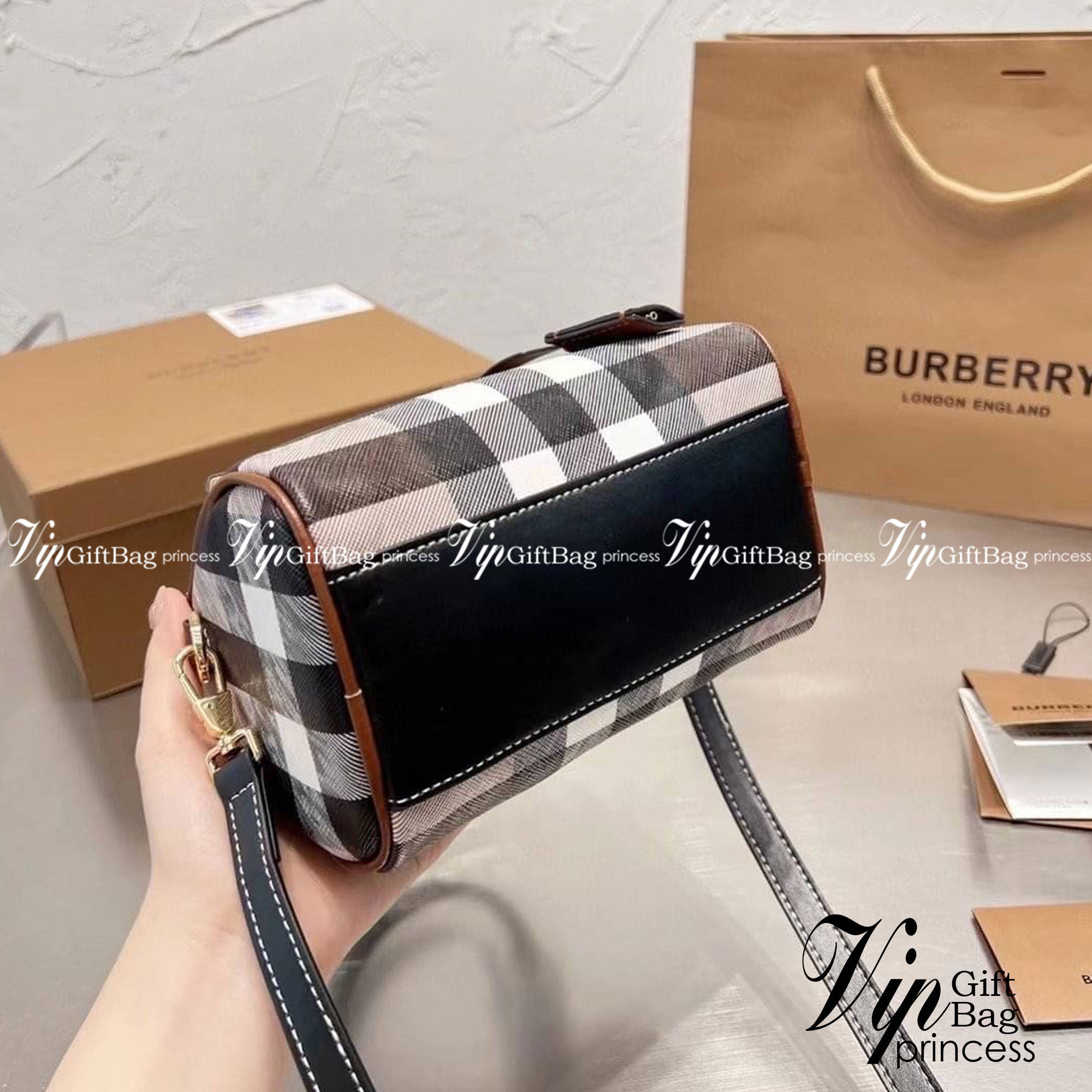 Burberry Small Check Bowling Bag / Burberry Coated fabric boston bag / BURBERRY FRAGRANCES VINTAGE BOWLING BAG กระเป๋าสะพายใบเล็กน่ารัก ลายวินเทจ โทนสีใช้งานง่าย Vintage Signature สวยหรูสุดคลาสสิค ภายในโล่งกว้าง สามารถใส่มือถือ กระเป๋าสตางค์ ของจุกจิกได้ 