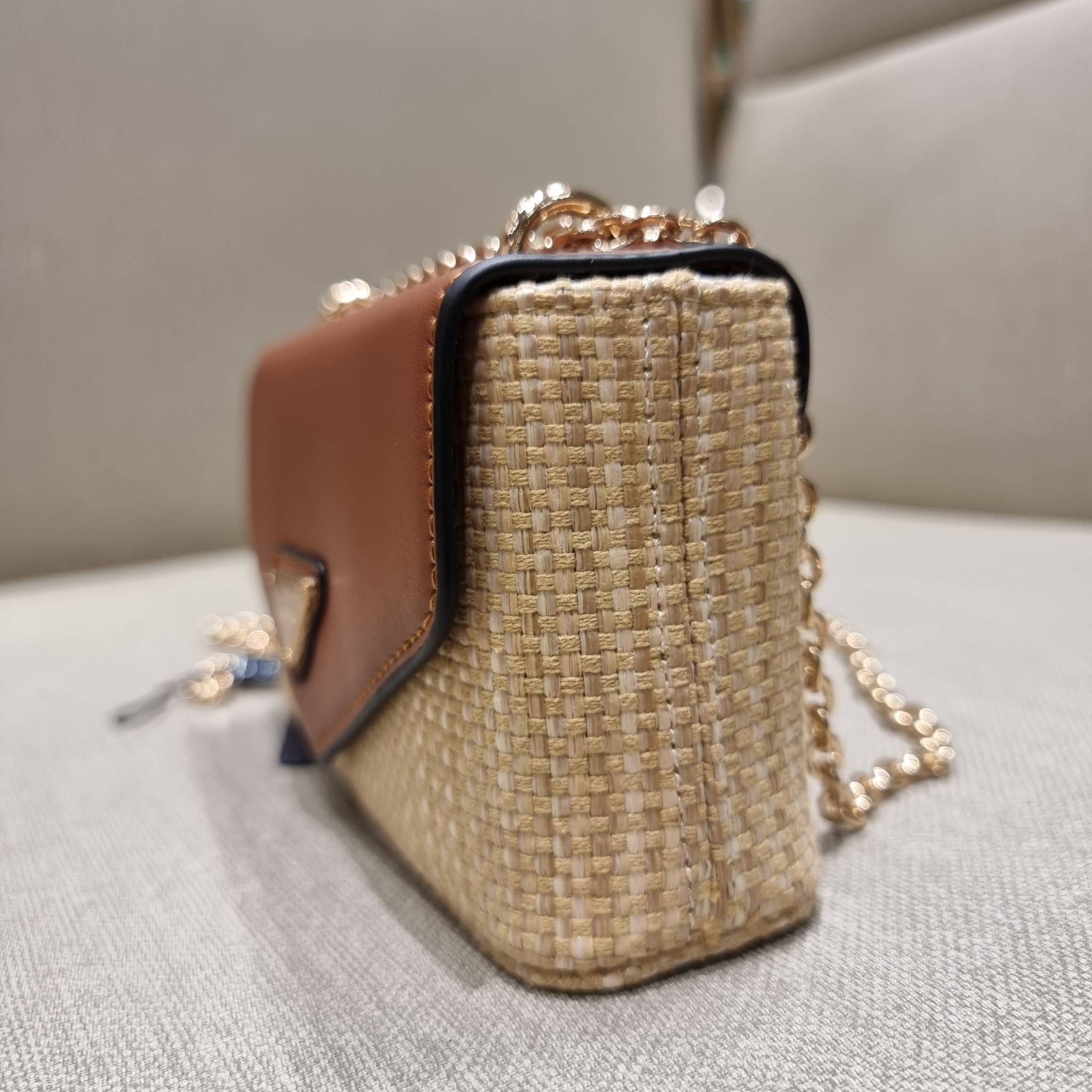 VIP 🥂 PRADA RAFFIA AND LEATHER SHOULDER BAG ลายสานกำลังฮิต! ปังไม่ไหว! ด้วยดีไซน์ล้ำทันสมัย ตกแต่งหนังแท้ผสานกับวัสดุจากธรรมชาติ ออกมาเป็นลายสานที่สวยหรู กับกระเป๋าสะพาย ไซส์กำลังน่ารัก ใส่โทรศัพท์ได้ พกพาง่าย เปิด-ปิดด้วยกระดุมแม่เหล็ก ภายในเป็นช