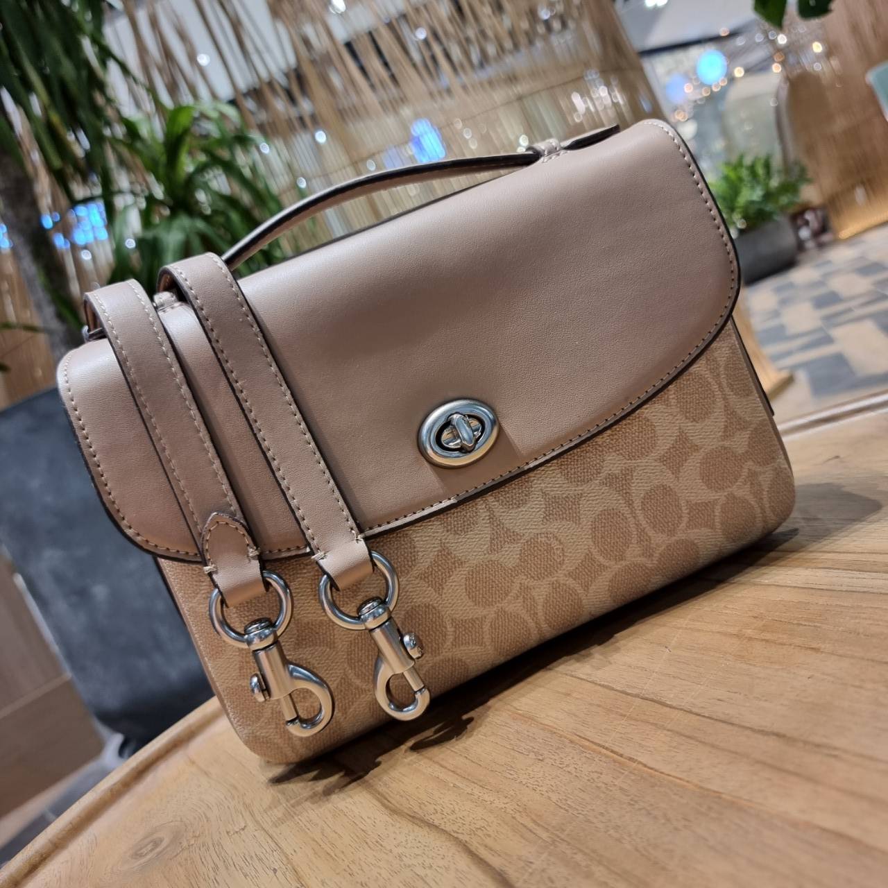 COACH 68349 CASSIE CROSSBODY IN SIGNATURE CANVAS เรียบหรู ดูดี ก็ต้องไอเท็มนี้ไม่อยากให้พลาด!! พาสเทลละมุนมากๆ สะพายแล้วดูแพงมากๆ สวยเลิศ กระเป๋าถือ/สะพายข้าง วัสดุหนังแคนวาสสลับหนังแท้ เปิด-ปิดด้วยตัวบิดล็อคแน่นหนา ภายในแบ่งสัดส่วนอย่างดี ใส่ของได้ครบสบา