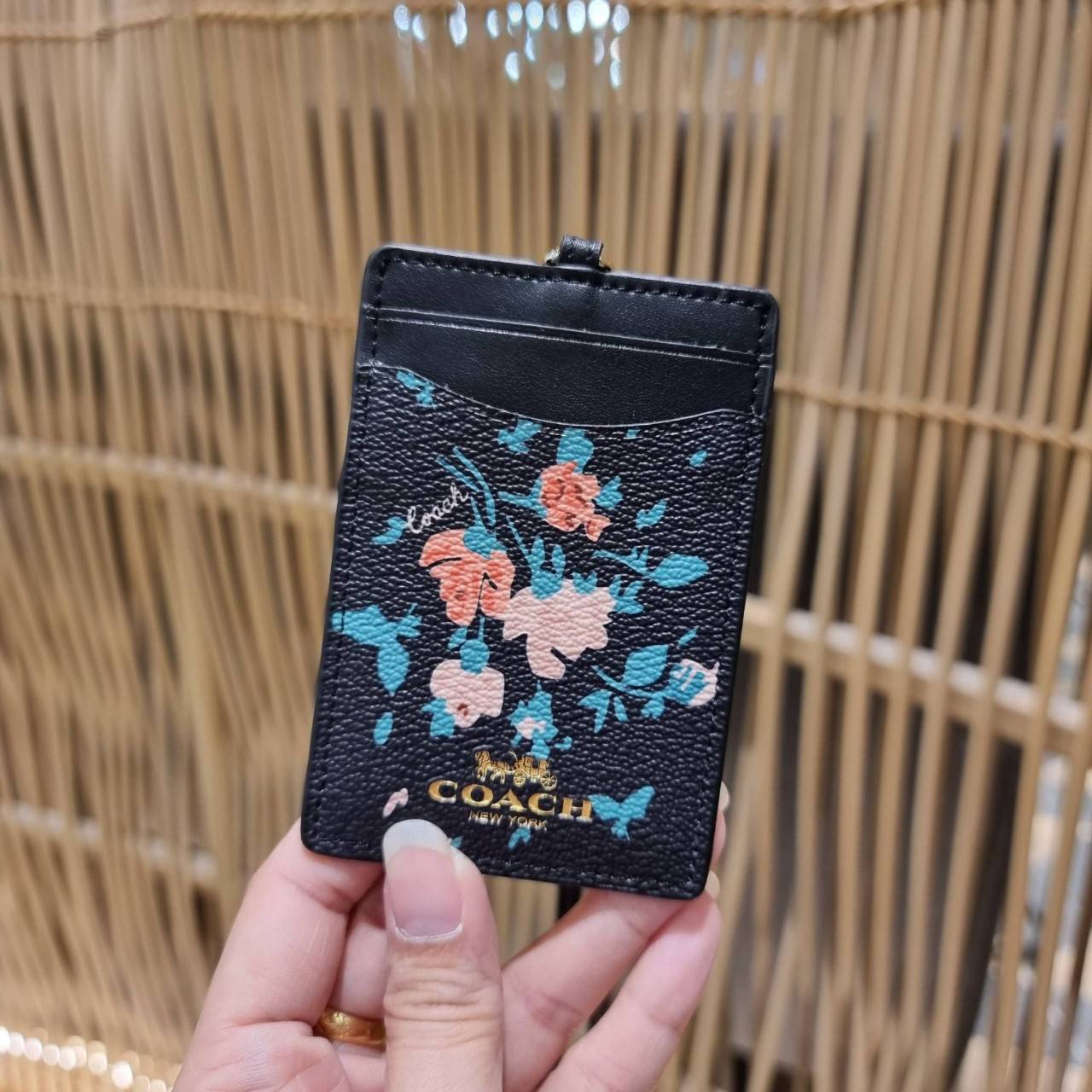 COACH C3305 ID LANYARD IN COLORBLOCK SIGNATURE CANVAS ง่ายๆแบบไม่ธรรมดา!! คลาสสิคแต่มีดีเทลโดดเด่น!! กระเป๋าถนอมบัตร พร้อมสายคล้องคอ ดีไซน์ลวดลายสวย ดูดีทุกแบบ ใช้งานง่าย พกพาสะดวก จะใส่บัตรพนักงาน บัตรเครดิต บัตรปชช. ใบขับขี่ และบัตรอื่นๆที่อยากจะใส่!! ต