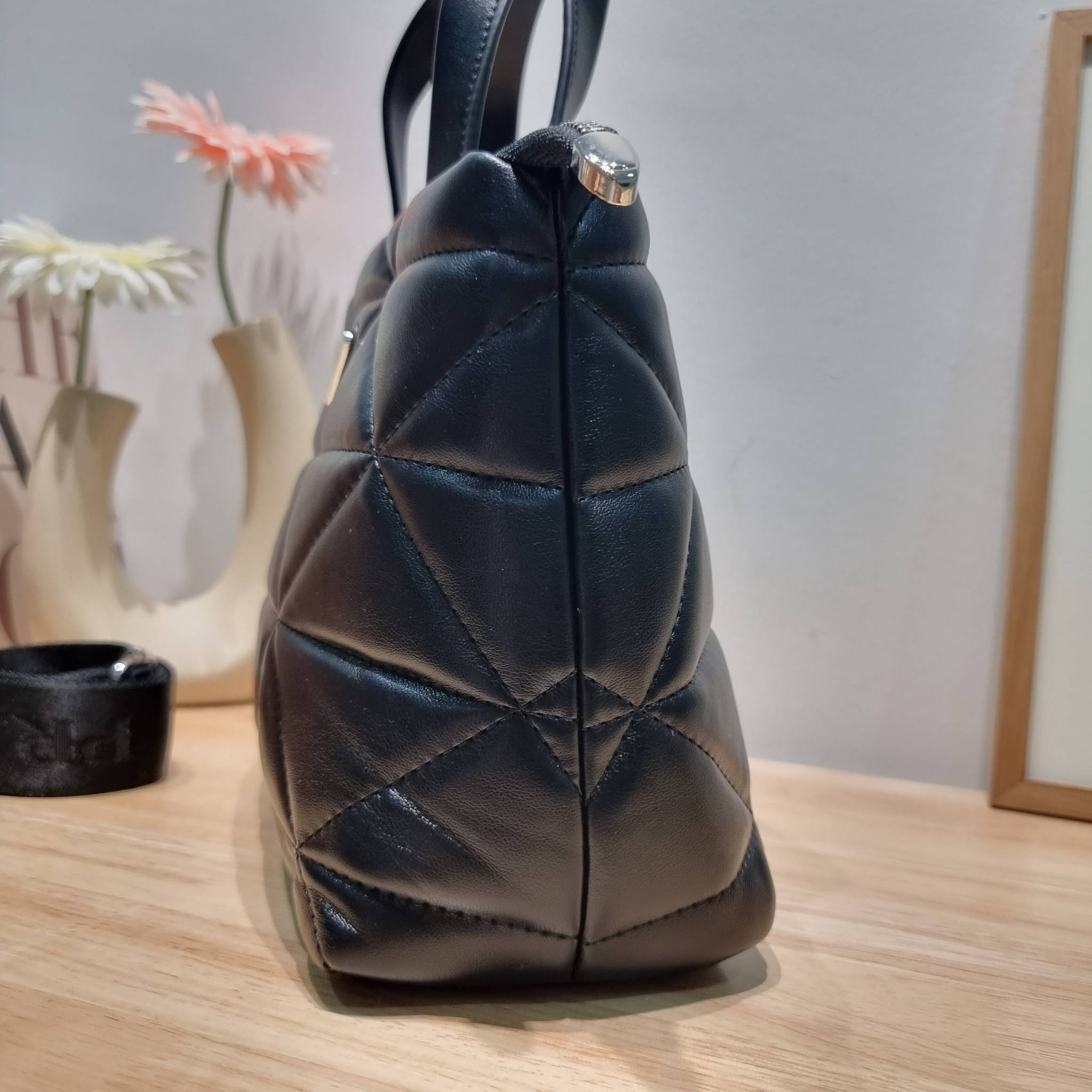 PRADA LEATHER PADDED BAG ใหม่ล่าสุด กับคอลเลคชั่นที่ทำออกมาตอบโจทย์ได้ทุกไลฟ์สไตล์ และเป็นยูนิเซ็กส์ กับกระเป๋าทรงโท้ท ขนาดกำลังดี