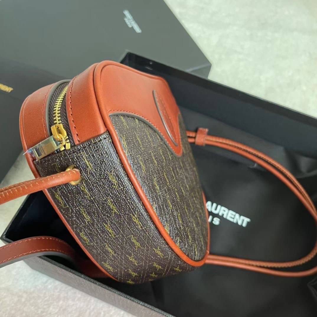 YVES SAINT LAURENT BAG กระเป๋าสะพายสไตล์วินเทจ งานหนังแท้สวย โทนสีผู้ดีมากค่ะ ภายในโล่งจะสะพายไหล่ CROSSBODY ก็ดูดี สินค้ามาพร้อมถุงผ้าและกล่องแบรนด์พร้อมส่งที่ไทยราคาสุดคุ้ม สาวก YSL ห้ามพลาด!