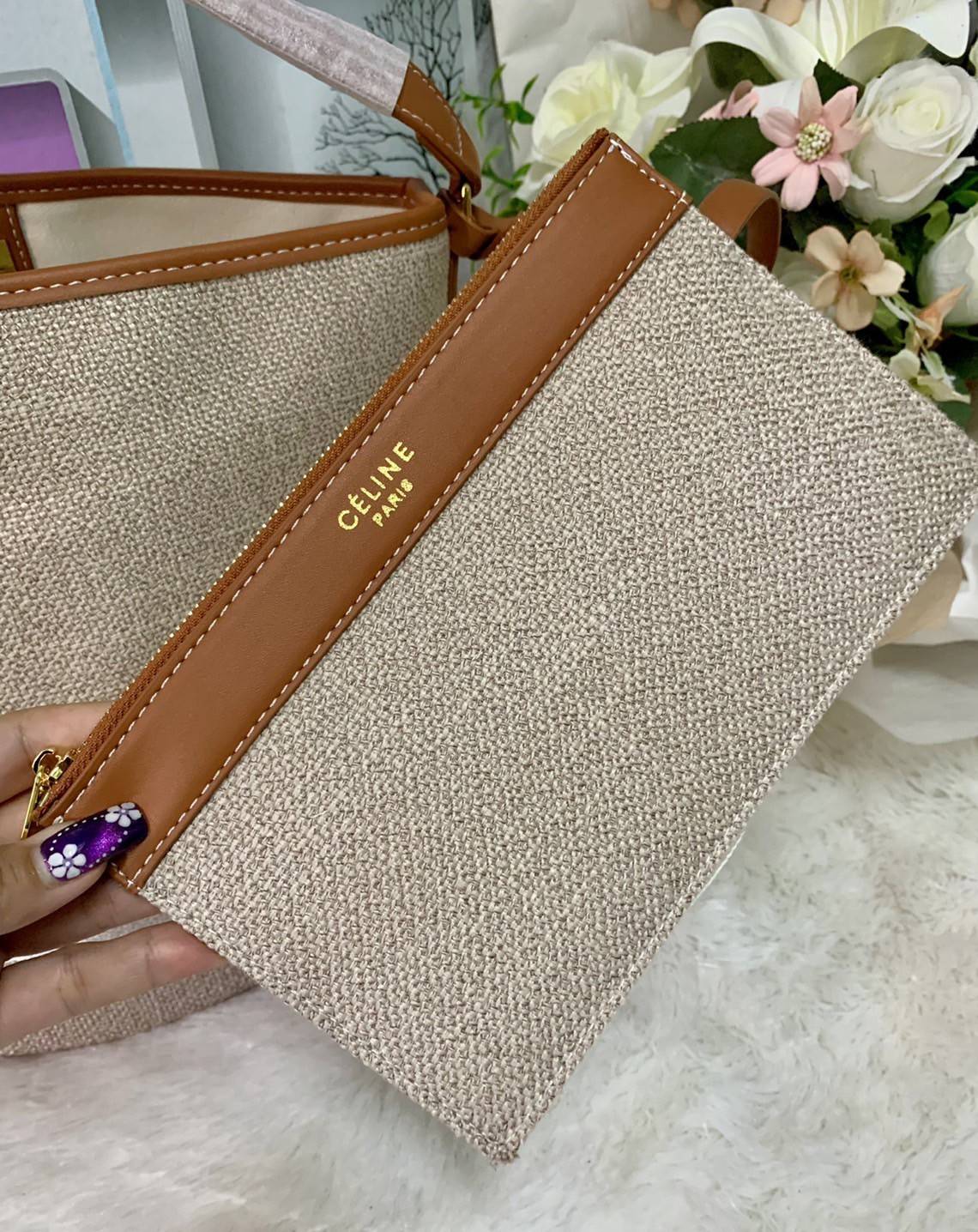 VIP 🥂 CELINE TEXTILE BUCKET BAG VIP / Celine Bucket Bag Beige / Tan วัสดุ Textile Canvas & CalfSkin ดีไซน์ทรง Bucket มาพร้อม Clutch ใบเล็กเข้าชุด ซื้อ 1 ได้ถึง 2 เป็นอีกหนึ่งรุ่นฮิตกันมาก งานสะไตล์วินเทจ ขนาดกำลังดี ผ้าเนื้อหนาค่ะ งานสวยตั้งอยู่ทร