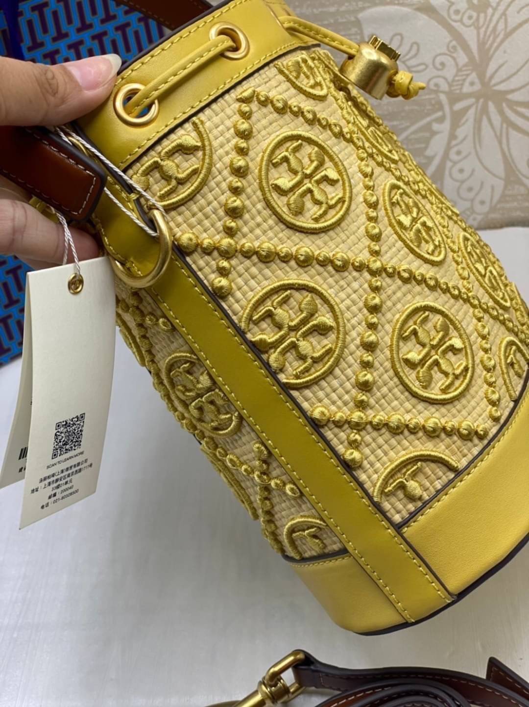 TORY BURCH T Monogram Straw Bucket Bag สีใหม่ โทนเหลืองทอง สวยหรู พร้อมเสิร์ฟความสวยให้ถึงบ้านแล้วน้า กระเป๋าบัคเก็ตทรงยอดนิยม ดีไซน์ใหม่ล่าสุด ยูนีคไม่เหมือนใคร ลายสานเต็มใบ พร้อมปักโลโก้เอกลักษณ์ โดดเด่น งานฝีมือมากๆ
