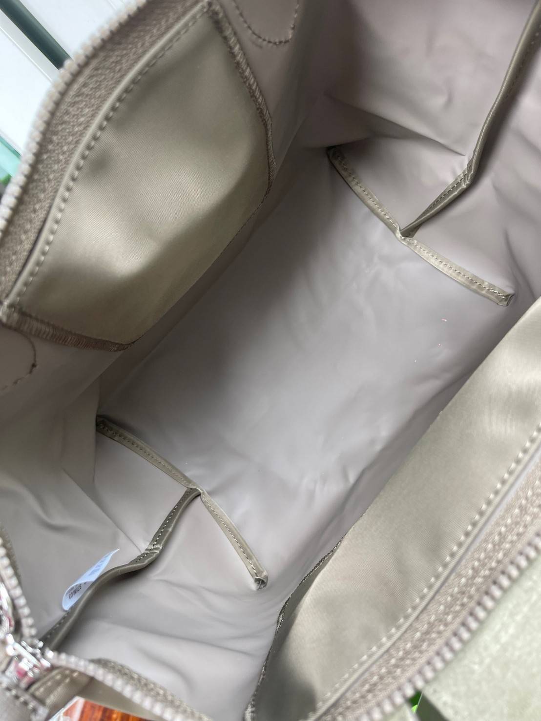 Longchamp LE PLIAGE NÉO TOP HANDLE BAG อีกหนึ่งรุ่นยอดนิยม ที่สาวๆ ต้องมีไว้เก็บไว้สักใบ กระเป๋าโท้ทใบนี้ มาพร้อมกับสีที่มีสไตล์เรียบง่าย มีสายสะพายยาวปรับสั้นยาวได้ช่วยให้คุณสามารถสะพายไหล่ได้อย่างสบาย ในตัวสายปักโลโก้อันเป็นสัญลักษณ์ ในขณะที่ที่ปิดแบบซิ