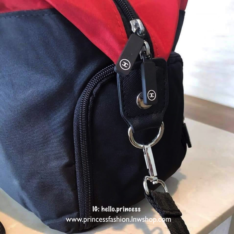 CHANEL VIP GIFT Large Travel Bag กระเป๋าเดินทาง Gift With Purchase รุ่น Limited พรีเมี่ยมกิ๊ฟของเเท้จาก Chanel Perfumes Counter วัสดุ NYLON เนื้อหนาสีทูโทนดำแดงสกรีนโลโก้ด้านหน้า เปิดปิดด้วยซิป หัวซิปแบรนด์ ใบใหญ่จุใจ พิเศษ! มีช่องใส่รองเท้าด้านข้างแยกเป็