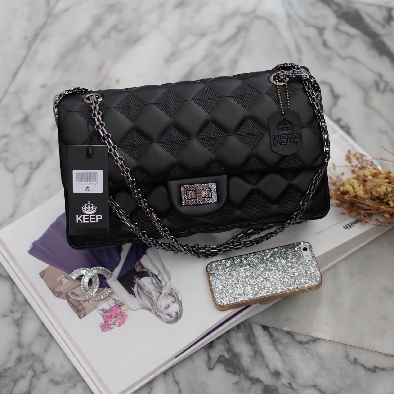 รุ่นยอดนิยม Best Seller 👍 KEEP classic chain shoulder bag👜 กระเป๋าทรงสวย ผลิตจากหนังแกะ ผิวสัมผัสคล้ายหนังจริง นิ่มมากๆ คะ ตัวกระเป๋าขนาดกำลังดี ใส่ กระเป๋าตังค์ยาว มือถือได้คะ สายโซ่อะไหล่ เทาดำ ดูคลาสสิคมาก ปรับได้ทั้งแบบสะพายสั้น และยาว