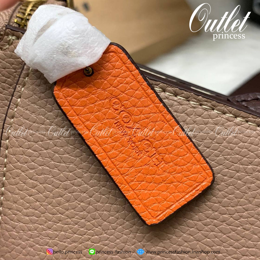 COACH Noa Pop-Up Messenger In Colorblock Signature Bag ((73316//37458//31864)) 💋ได้ไปสุดคุ้ม ไม่ผิดหวังแน่นอนจ้าา!! กระเป๋าแบบคลัท//สะพายข้างได้//ครอสบอดี้ร์ได้ วัสดุหนังแท้ หนังนิ่มสวยค่ะ ช่องหลักเปิดปิดแบบซิป ภายในกว้าง ใส่มือถือได้ทุกรุ่น;กระเป