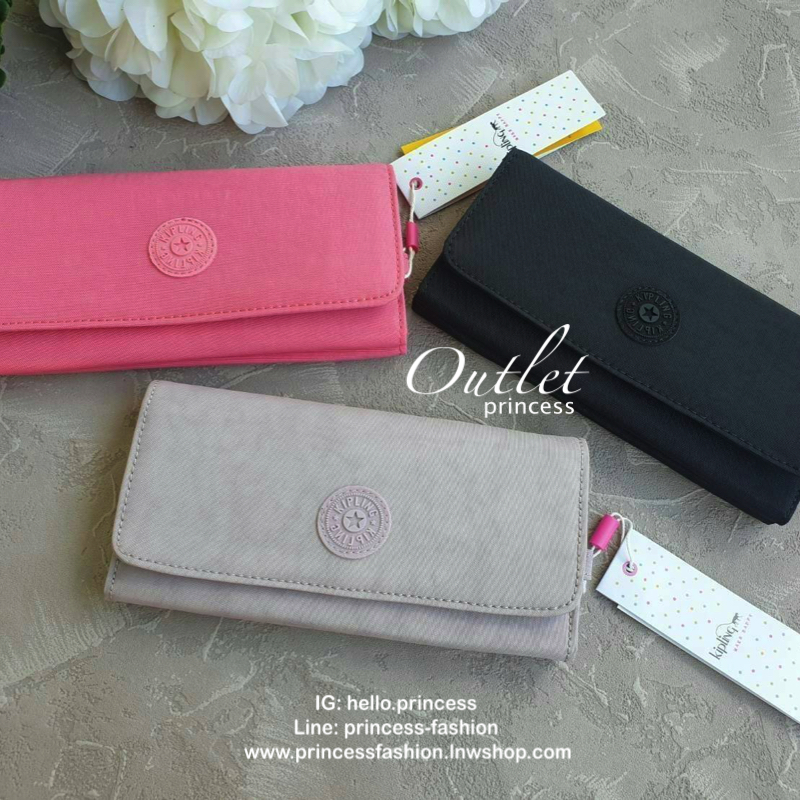 Kipling Brownie long tri-fold wallets กระเป๋าสตางค์ยาวแบบ3พับตอน วัสดุกันน้ำ เปิดปิดด้วยกระดุมแป๊ก มีช่องใส่ธนบัตรหลายช่อง ช่องเสียบการด์ได้ถึง13ช่อง และใส่รูปภาพได้อีก2ช่อง ช่องซิปใส่เหรียญ ที่จับหัวซิปปั้มแบรนด์ ใบนี้คุ้มมากๆคะ ขนาดกำลังดี พกพาสะดวก ช่อ
