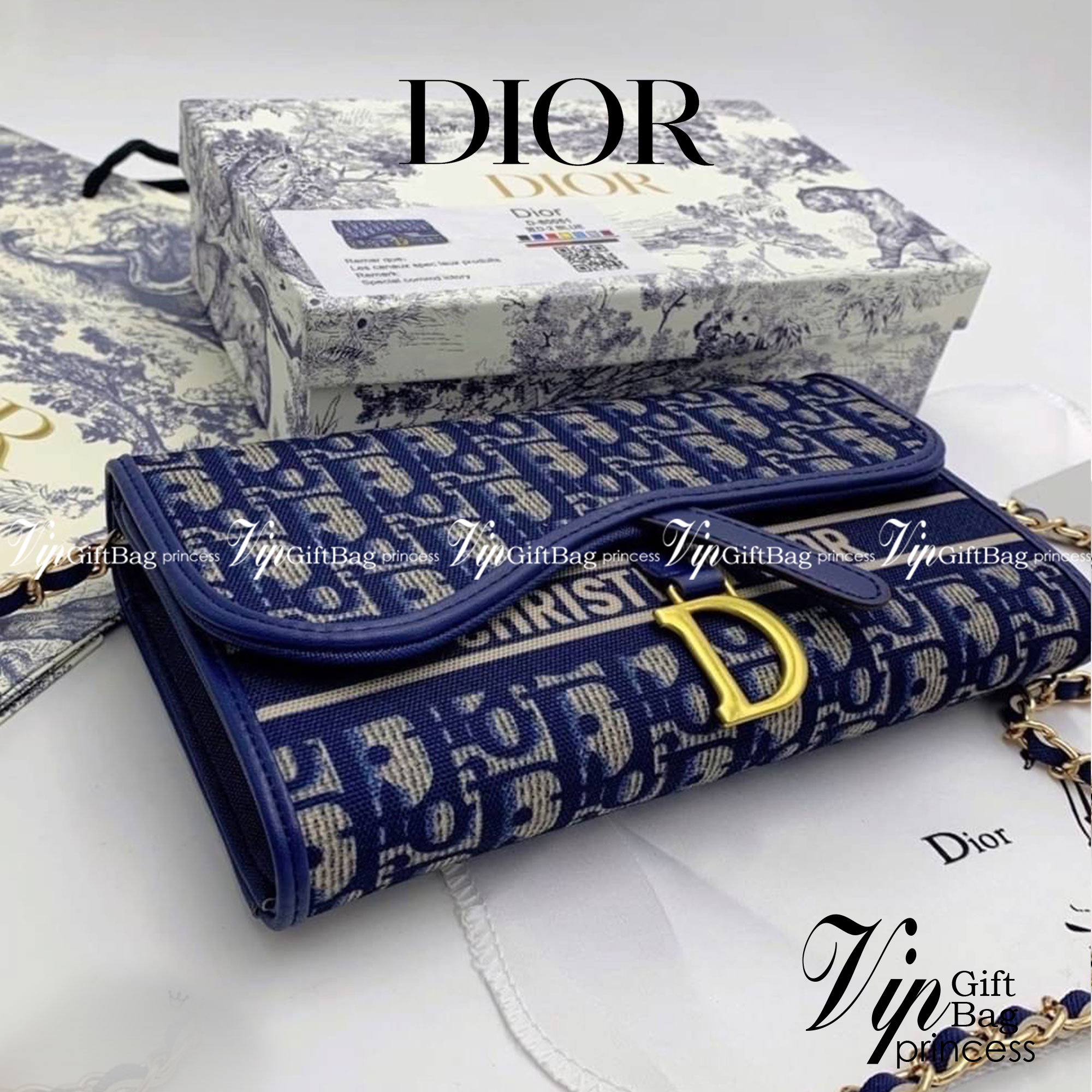 DIOR LONG WALLET WITH CHAIN MONOGRAM / DIOR WALLET กระเป๋าสตางค์ใบยาวพร้อมสายสะพายโซ่อะไหล่ทองสลับหนัง ขนาดกำลังน่ารัก เป็นเอกลักษณ์ของความหรู วัสดุแคนวาสแท้และผ้า Jacquard อย่างดี ผสมผสานความสง่างามและคลาสสิกที่เข้ากับยุคสมัย ด้านหน้าโดดเด่นด้วยซิกเนเจอร