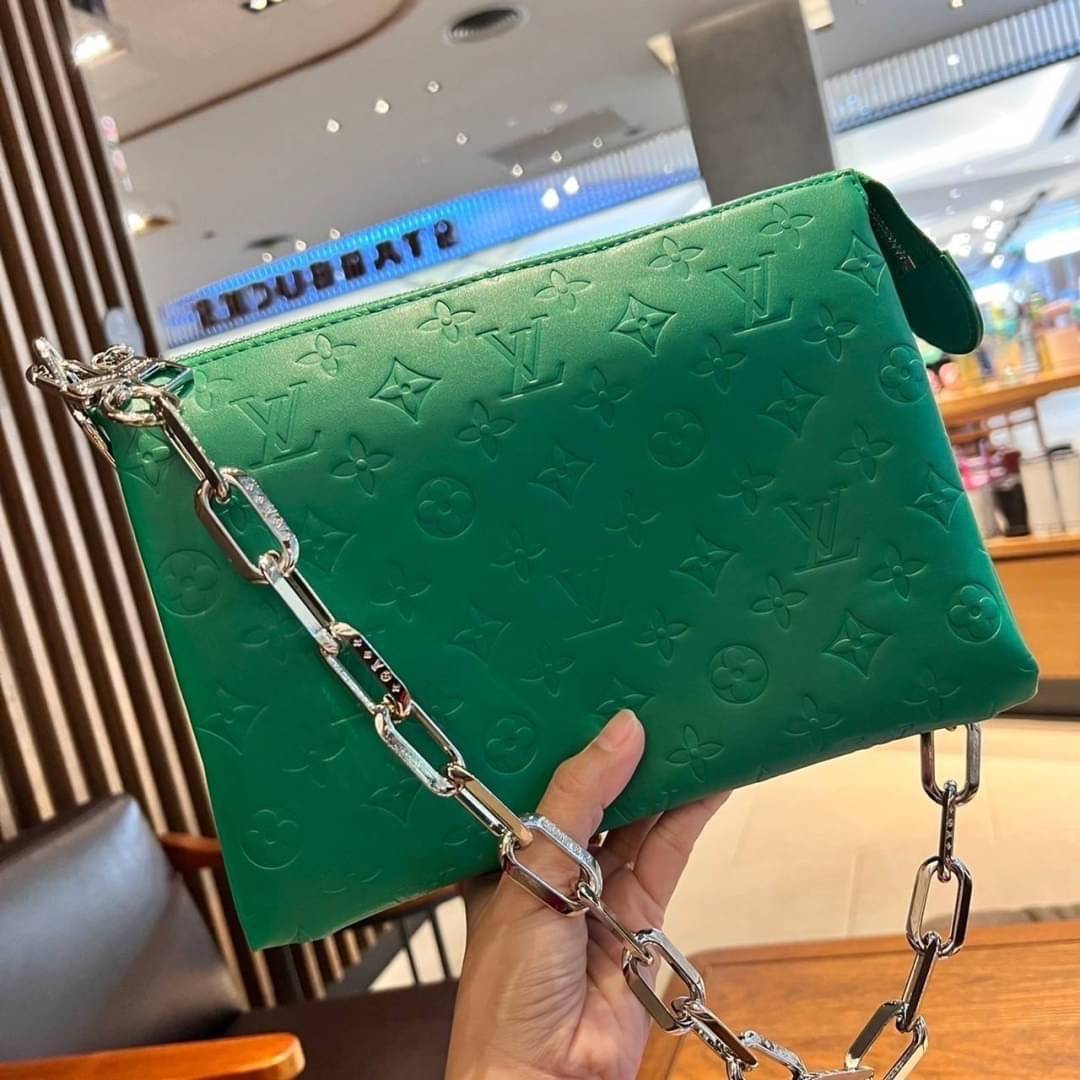 LV HANDLE POUCH MONOGRAM / LV Coussin กระเป๋าสะพายกึ่งคลัชท์ สุดล้ำ มาแรงมาก ด้วยความสวยปังตั้งแต่แรกเห็น วัสดุหนังแกะปั๊มลายสวยคม มาพร้อมสาย 2 เส้น เลิศๆ มีสายโซ่ที่มีดีเทลละเอียดไม่ซ้ำ และสายสปอร์ตครอสบอดี้ ที่จะคล้องไว้ทั้งสองเส้นก็ดีงาม หรือสลับใช้ตาม