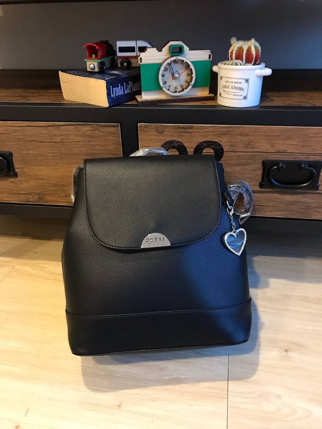 GUESS CASSIA LOGO BACKPACK รุ่นใหม่ชนช้อป!! กระเป๋าเป้สะพายขนาดกลาง ตั้งอยู่ทรงสวย เปิดปิดด้วยกระดุมแม่เหล็ก ขยายปากกระเป๋าได้ด้วยกระดุมทั้ง2ด้าน ภายในบุผ้ามีลายsignatureแบรนด์ มีช่องซิปแยกจากช่องใหญ่ ด้านหลังมีช่องซิปเพิ่มใช้งานได้จริง สายสะพายปรับความยา