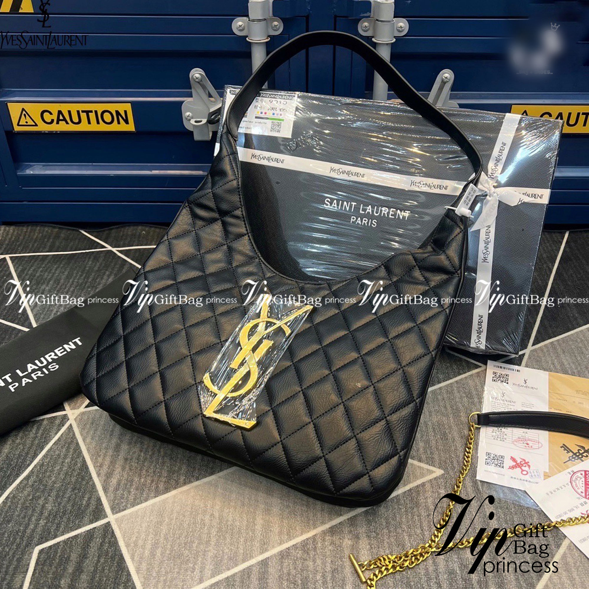 YSL maxi shopping bag in quilted lambskin / YSL tote bag กระเป๋าสะพาย YSL ทรงชอปปิ้งมาใหม่ หน้าติดโลโก้แบรนด์สีทอง ใช้งานง่าย จุของได้เยอะเลยค่ะ สาวๆนักช็อปห้ามพลาดน้า งานหนังซอร์ฟสวย ภาพสินค้าถ่ายจากงานขายจริง ใช้งานต่างประเทศได้