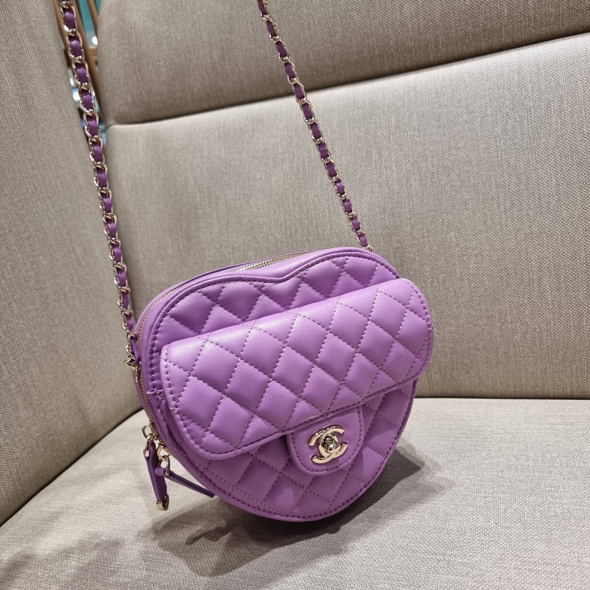 CHANEL Heart Bag Lambskin & Gold-Tone Meta ใหม่มาก สวยมาก มงมาก!! กระเป๋าสะพายสุดคิ้วท์ ที่ดีไซน์รูปทรงหัวใจไม่ซ้ำใคร น่ารักทุกสี น่าใช้ไปเลยแม่!! วัสดุหนังแกะฟอกสี เปิด-ปิดด้วยซิป ด้านหน้ามีช่องเก็บของจุกจิก ภายในเป็นช่องโล่ง ใส่มือถือ ใส่กระเป๋าสตางค์สั