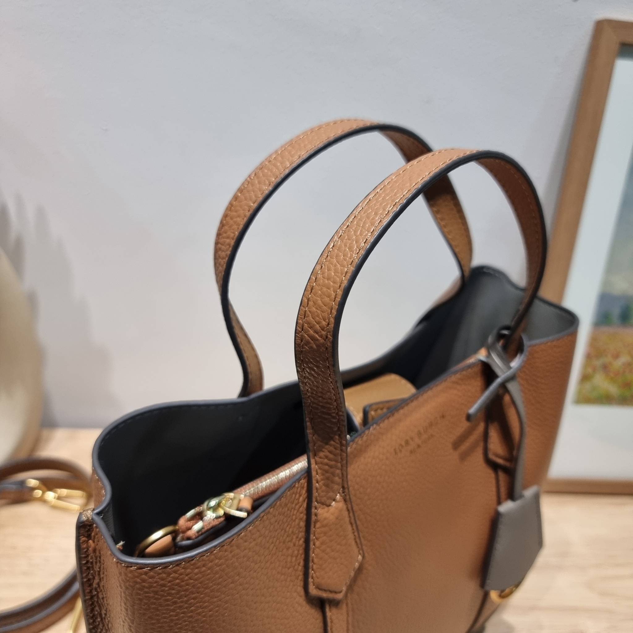 TORY BURCH PERRY SMALL TRIPLE COMPARTMENT TOTE BAG กระเป๋าโท้ทขนาดเล็ก รุ่นขายดี ทรงสวย ดีไซน์ออกมาให้ใช้งานได้ทุกลุค ทุกโอกาส