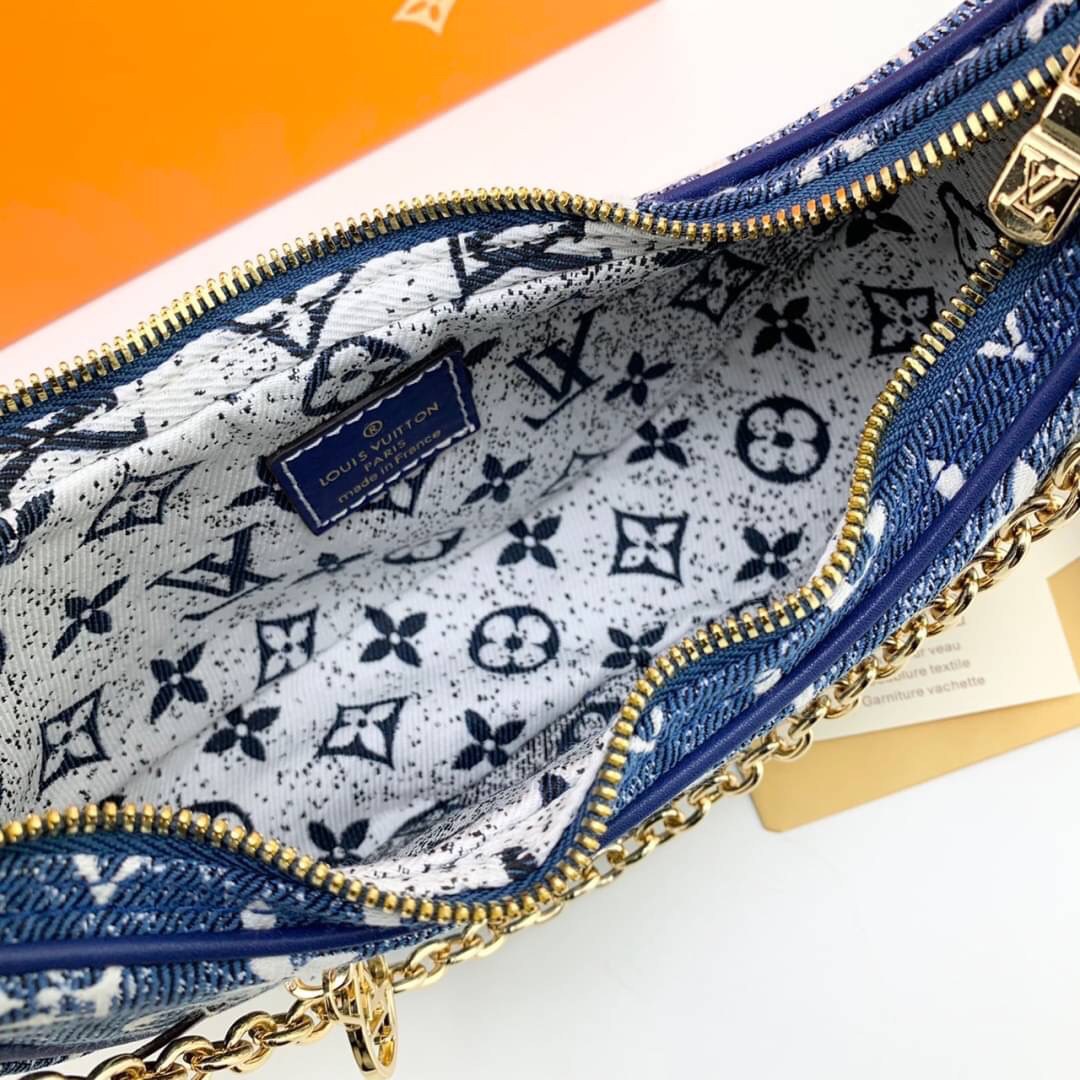 LV Loop Navy Blue Denim Jacquard textile lining / LOUIS VUITTON MONOGRAM LOOP BAG กระเป๋าทรง half-moon Loop พร้อมส่งกระเป๋าทรง half-moon Loop ที่รังสรรค์ออกมาได้สวย เก๋ และดูดีมากๆ ใบจริงสวย น่าใช้มากๆ ได้กับทุกๆวัน ตลอดวันเลยจริงๆ สินค้าเข้าใหม่ แนะนำ ห้
