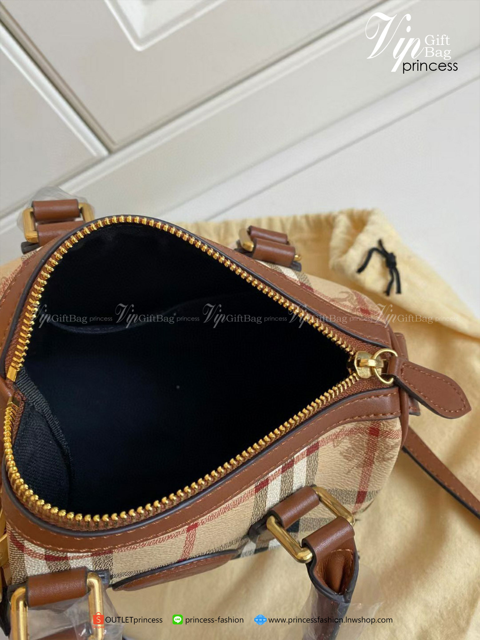 พรีเมี่ยมกิ๊ฟแท้ 100% BURBERRY MINI PILLOW VINTAGE BAG VIP GIFT WITH PURCHASE (GWP) สีดำ