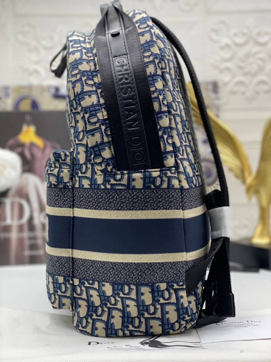 DIOR TRAVEL BACKPACK Blue Dior Oblique Jacquard อีกหนึ่งรุ่น Best seller ที่ต้องมี!! Unisex ใช้ได้ทั้งชายหญิง ภายในโล่งกว้าง ใบนี้คุ้มค่าราคามากๆ ทั้งดีไซน์และฟังก์ชั่นการใช้งาน ตอบโจทย์แน่นอนจ้า