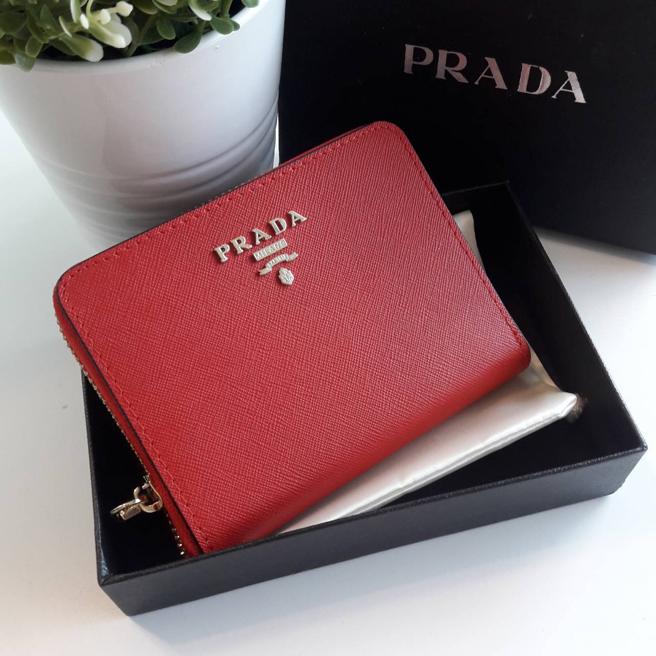 New Item! สำหรับสาวๆที่ชอบถือ **กระเป๋าสตางค์ใบเล็ก ขอแนะนำ Prada Short Saffiano wallet กระเป๋าสตางค์สั้น ขนาดกะทัดรัด เปิดปิดด้วยซิป อะไหล่ทอง ปั้มแบรนด์ ทั้งใบ **จุดเด่น มีช่องใส่รูปถ่าย ใส่บัตรได้หลายช่อง ด้านในมีช่องซิปแยกอีก1ช่องค้า อีกหนึ่งไอเท็มที่